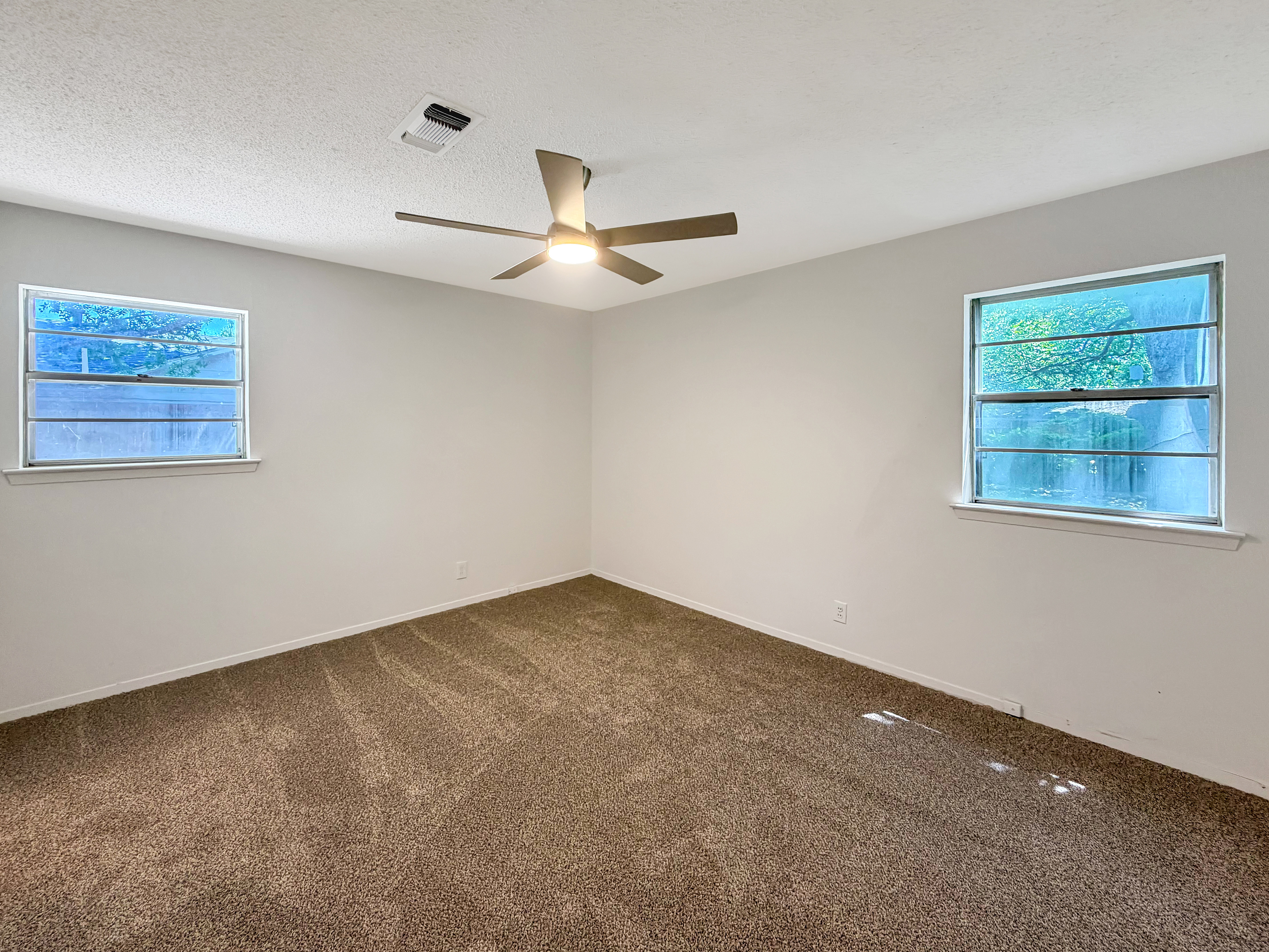 Photo 4 of 15 of 305 Deer Creek Rd, Fort Worth, TX