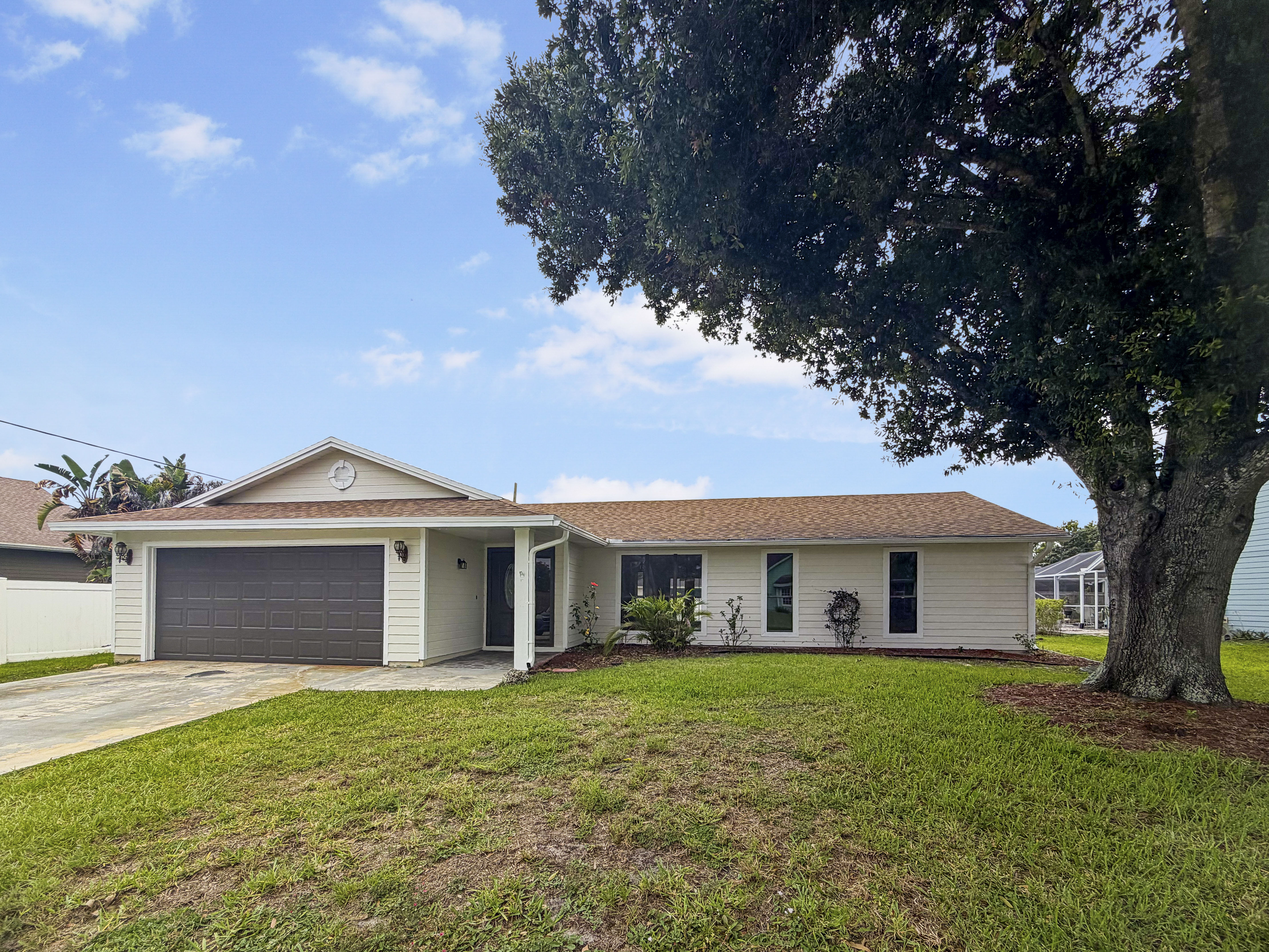 Photo 29 of 38 of 2305 SW Fern Cir, Port Saint Lucie, FL