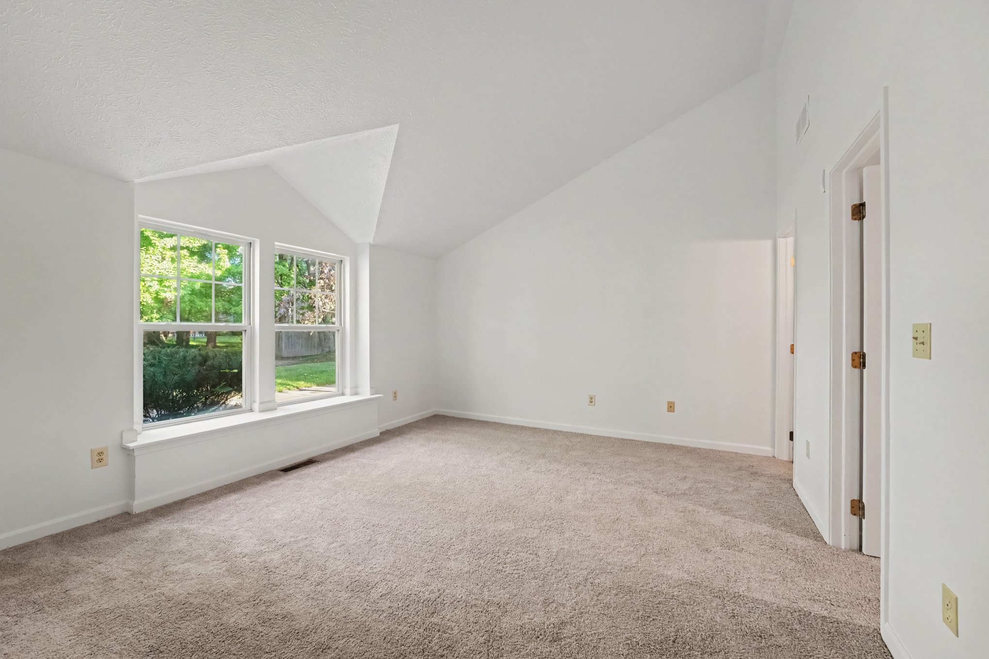 Photo 4 of 18 of 4982 Penny Ln, North Olmsted, OH