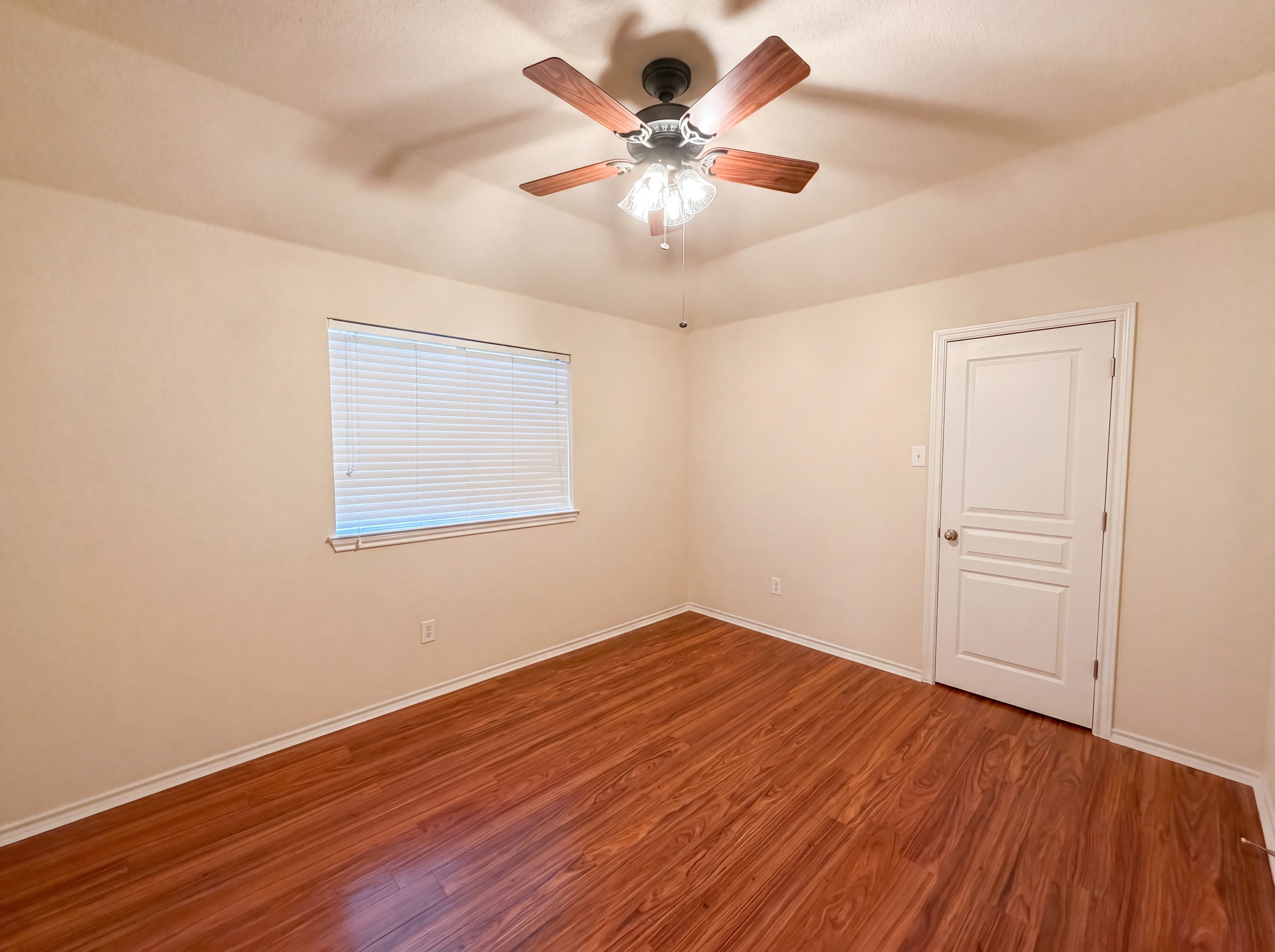 Photo 10 of 20 of 9816 Mullins Crossing Dr, Fort Worth, TX