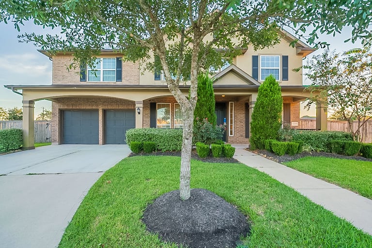 Photo 1 of 34 - 2208 Hannah Creek Ct, Houston, TX 77089