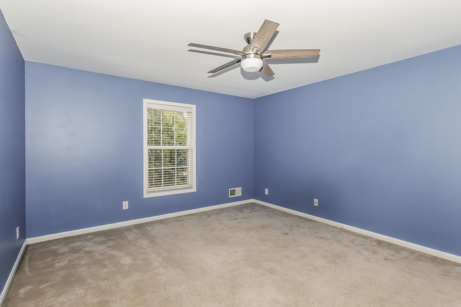 Photo 14 of 23 of 10917 Worthington Ln, Prospect, KY