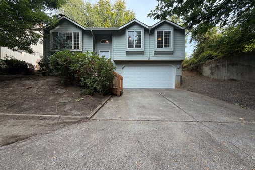 Photo 1 of 16 of 845 SE 8th St, Gresham, OR