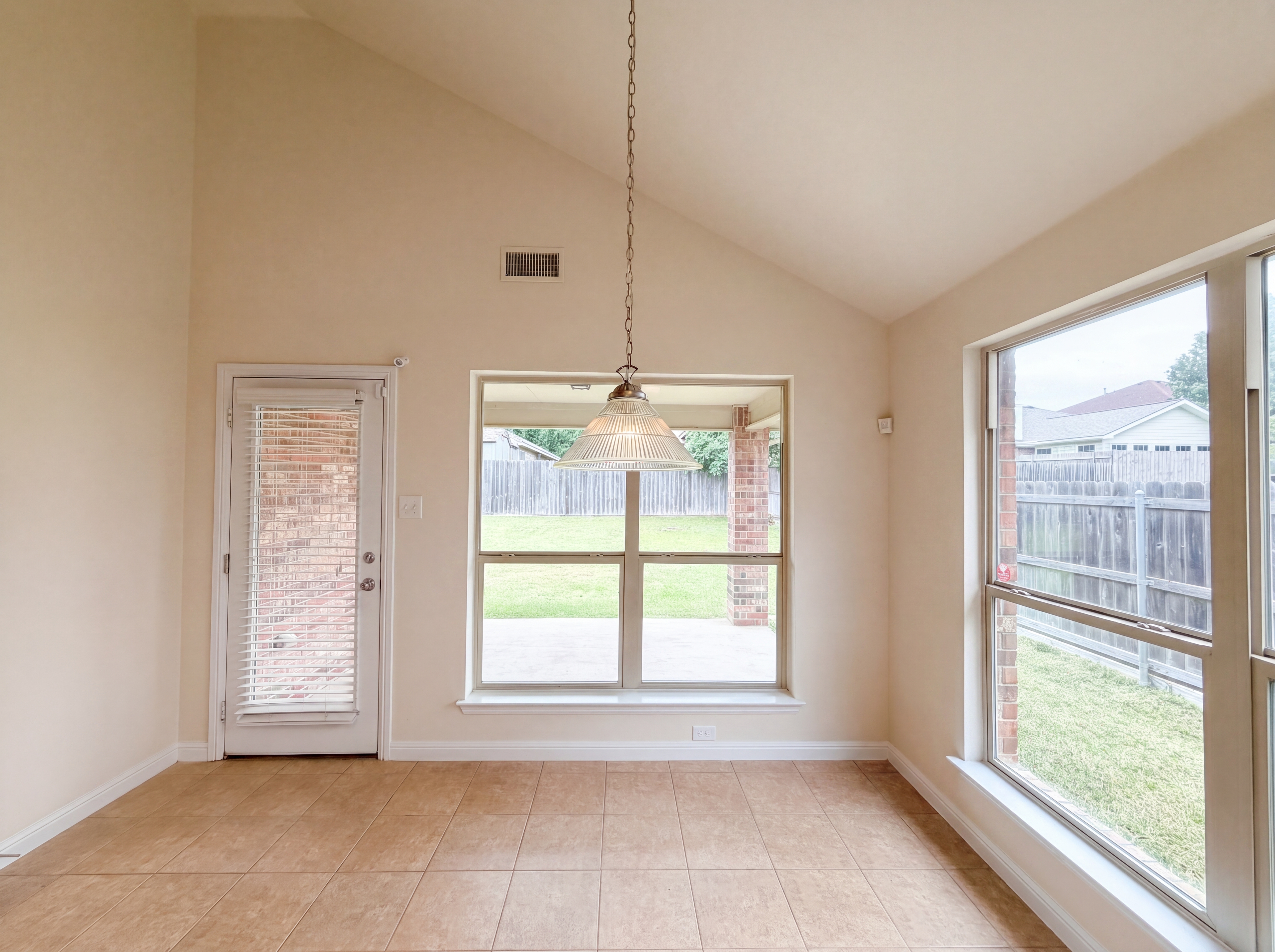 Photo 7 of 23 of 1124 Terrace View Dr, Fort Worth, TX