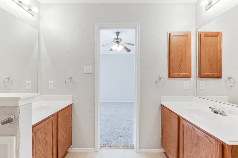 Photo 14 of 25 - 305 Millford Rd, Roanoke, TX 76262