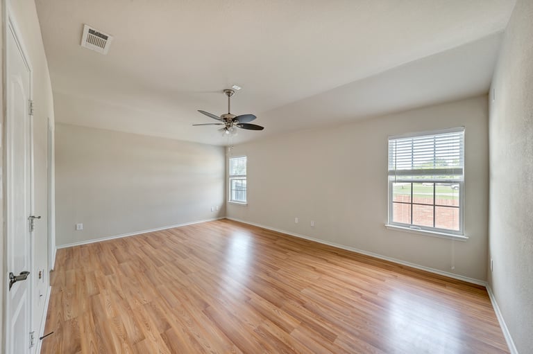 Photo 4 of 27 - 5424 Cameron Dr, Grand Prairie, TX 75052
