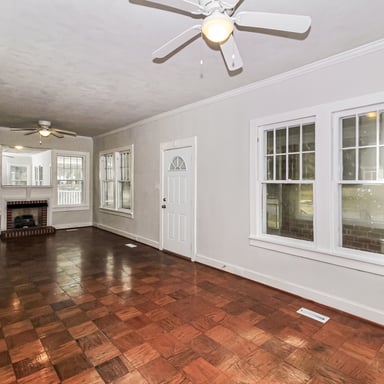 Property photo 3 of 114 E Clay St