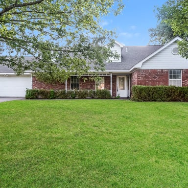 Property photo 1 of 2127 N Village Dr