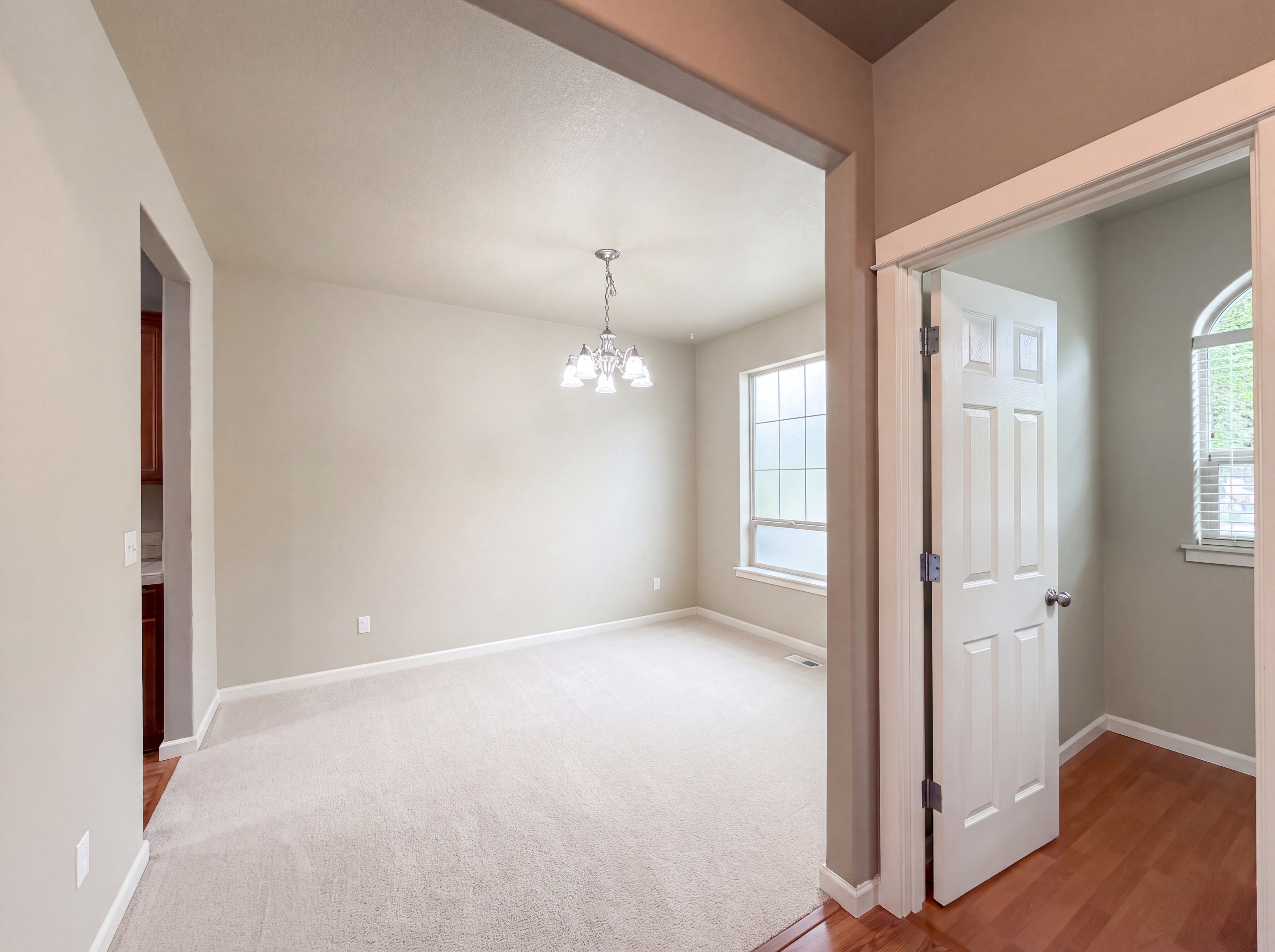 Photo 7 of 23 of 1724 SW Willowview Ter, Beaverton, OR