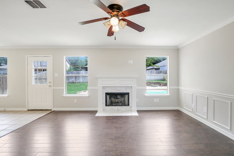 Photo 12 of 27 - 923 Silver Streak Dr, Saginaw, TX 76131