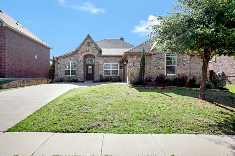 Photo 1 of 27 - 1104 Hidden Lake Dr, Burleson, TX 76028