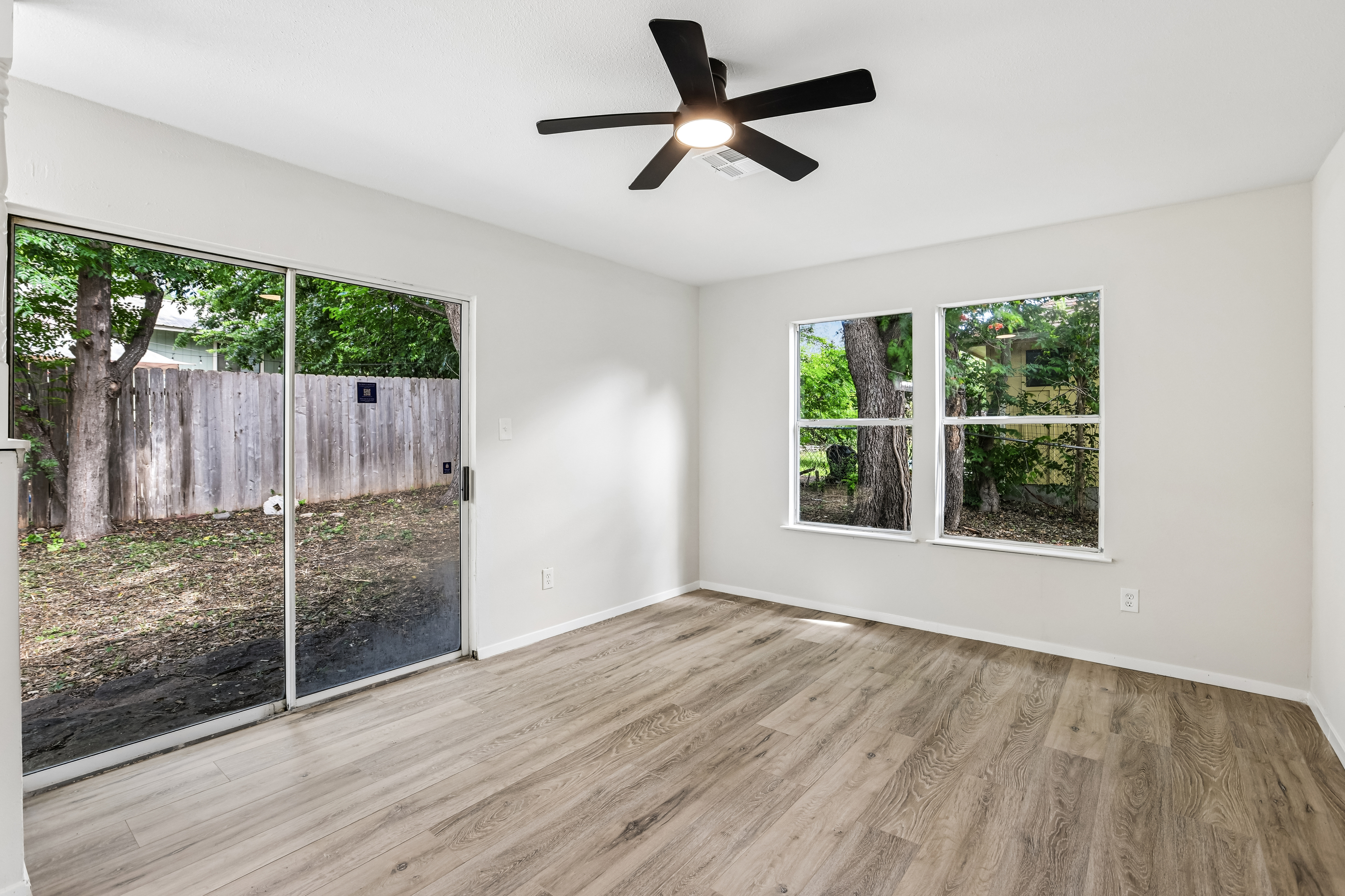 Photo 3 of 35 of 11016 Oak St, Jonestown, TX