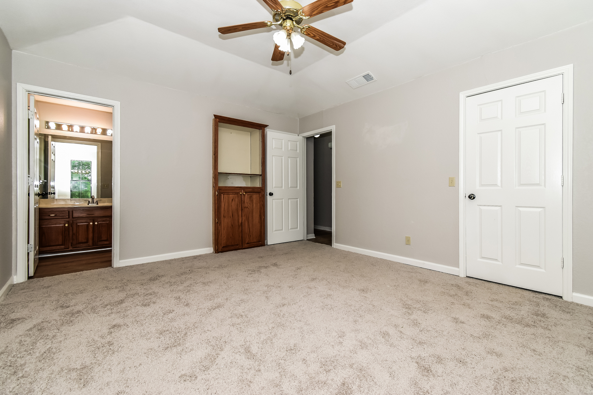Photo 4 of 21 of 320 33rd St SW, Paris, TX