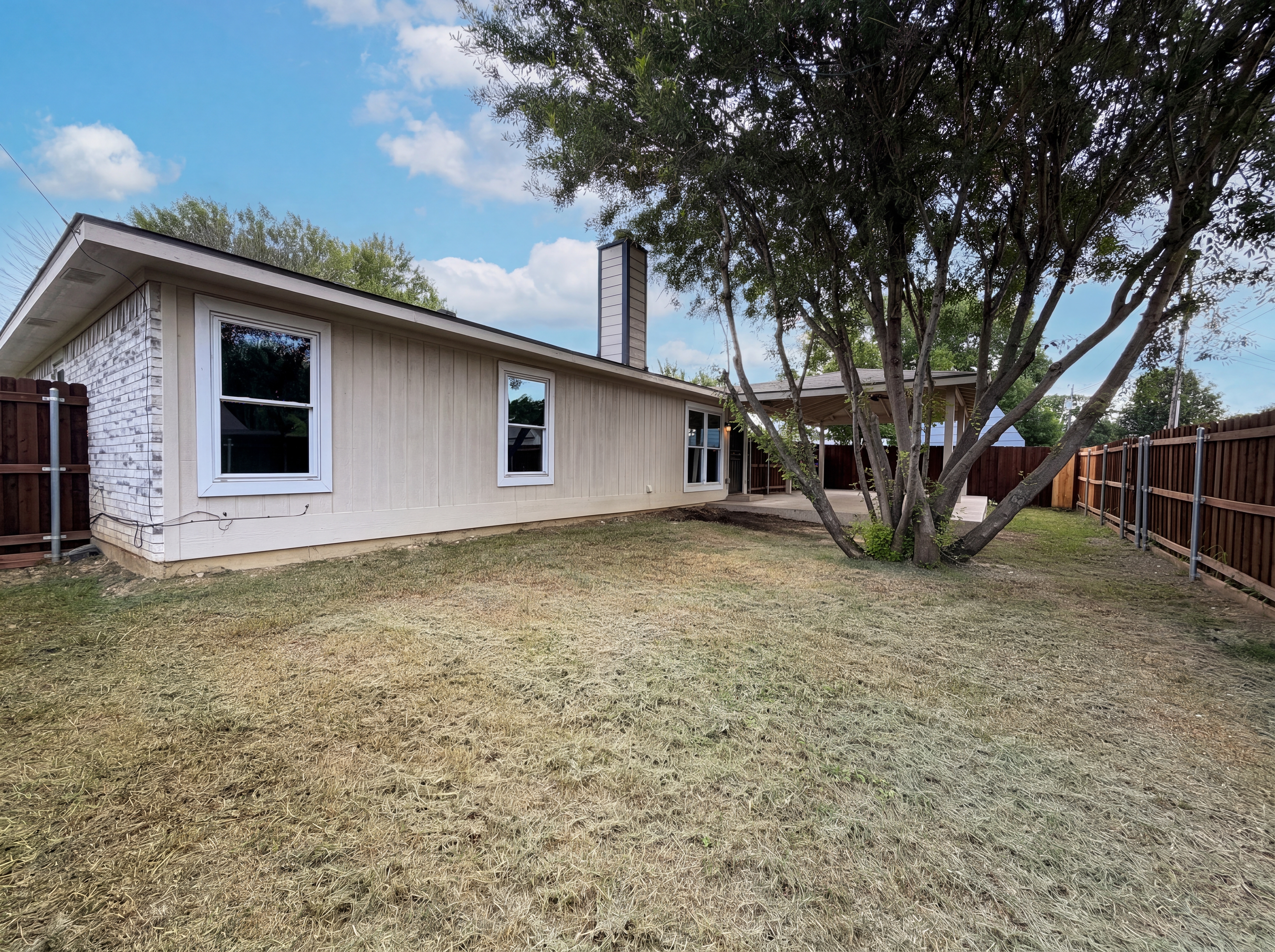 Photo 5 of 18 of 10304 Pondwood Dr, Dallas, TX