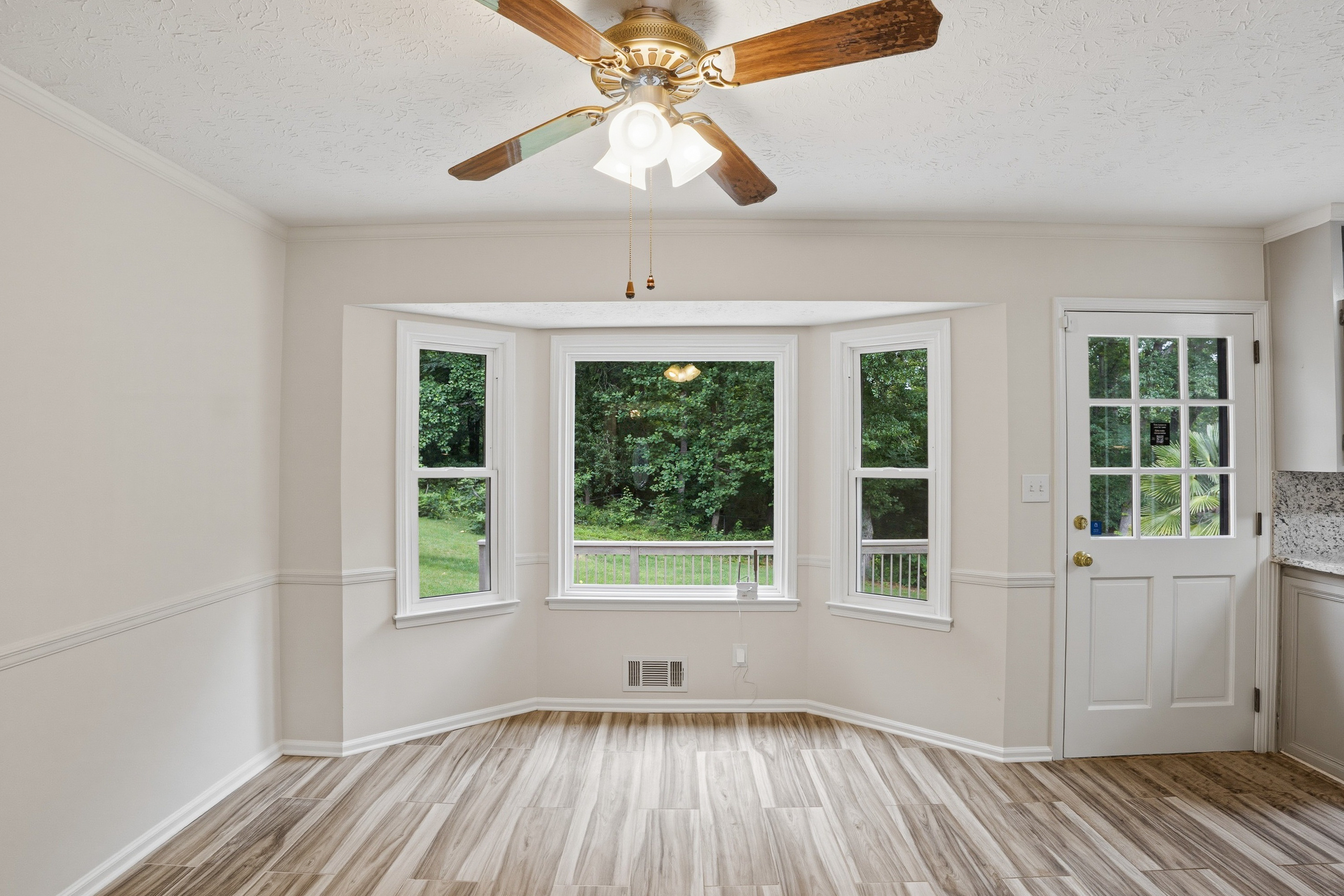 Photo 4 of 37 of 3839 Cotswold Dr , Lilburn, GA