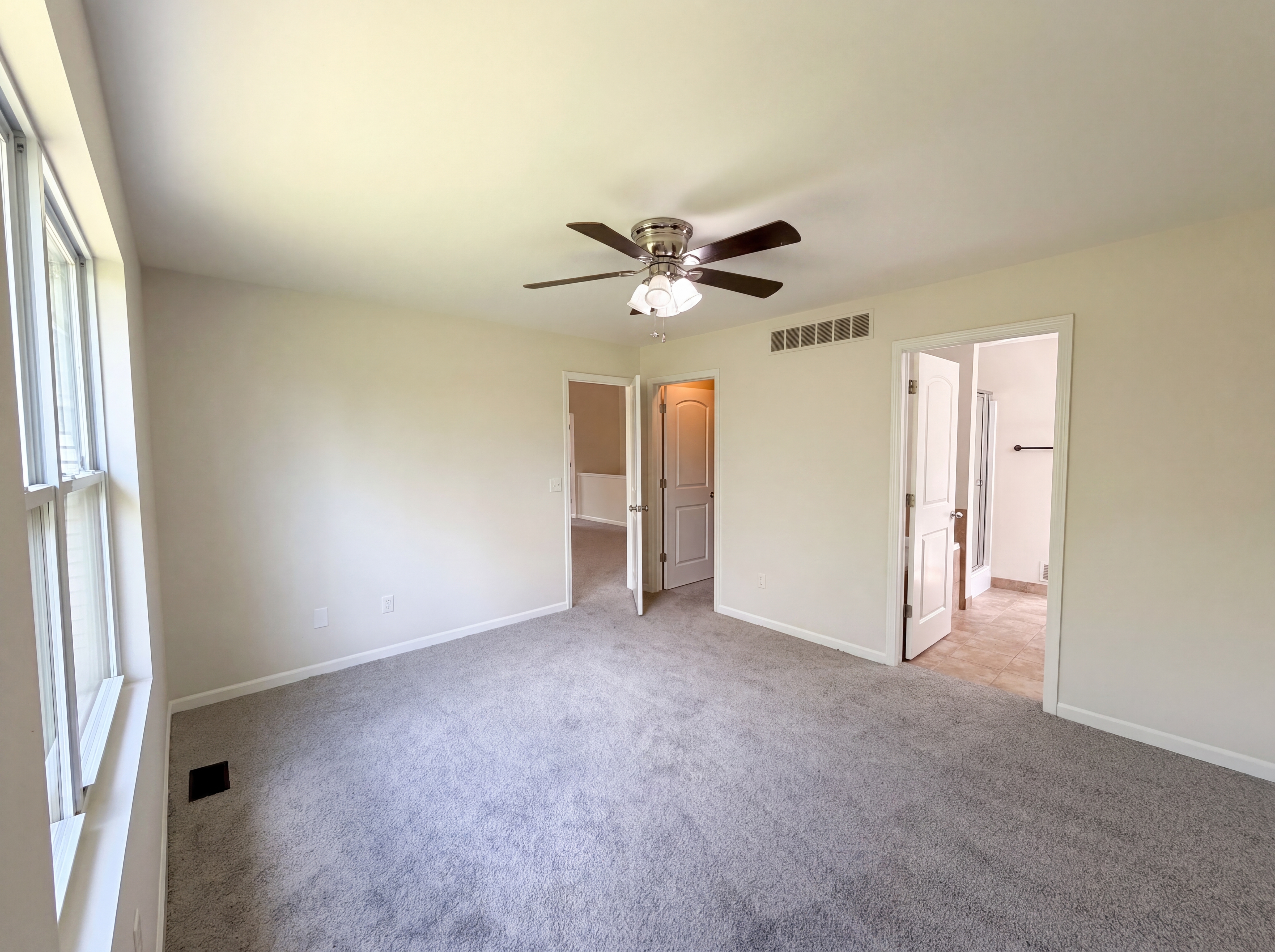 Photo 4 of 21 of 5988 Treetops Dr, Romulus, MI
