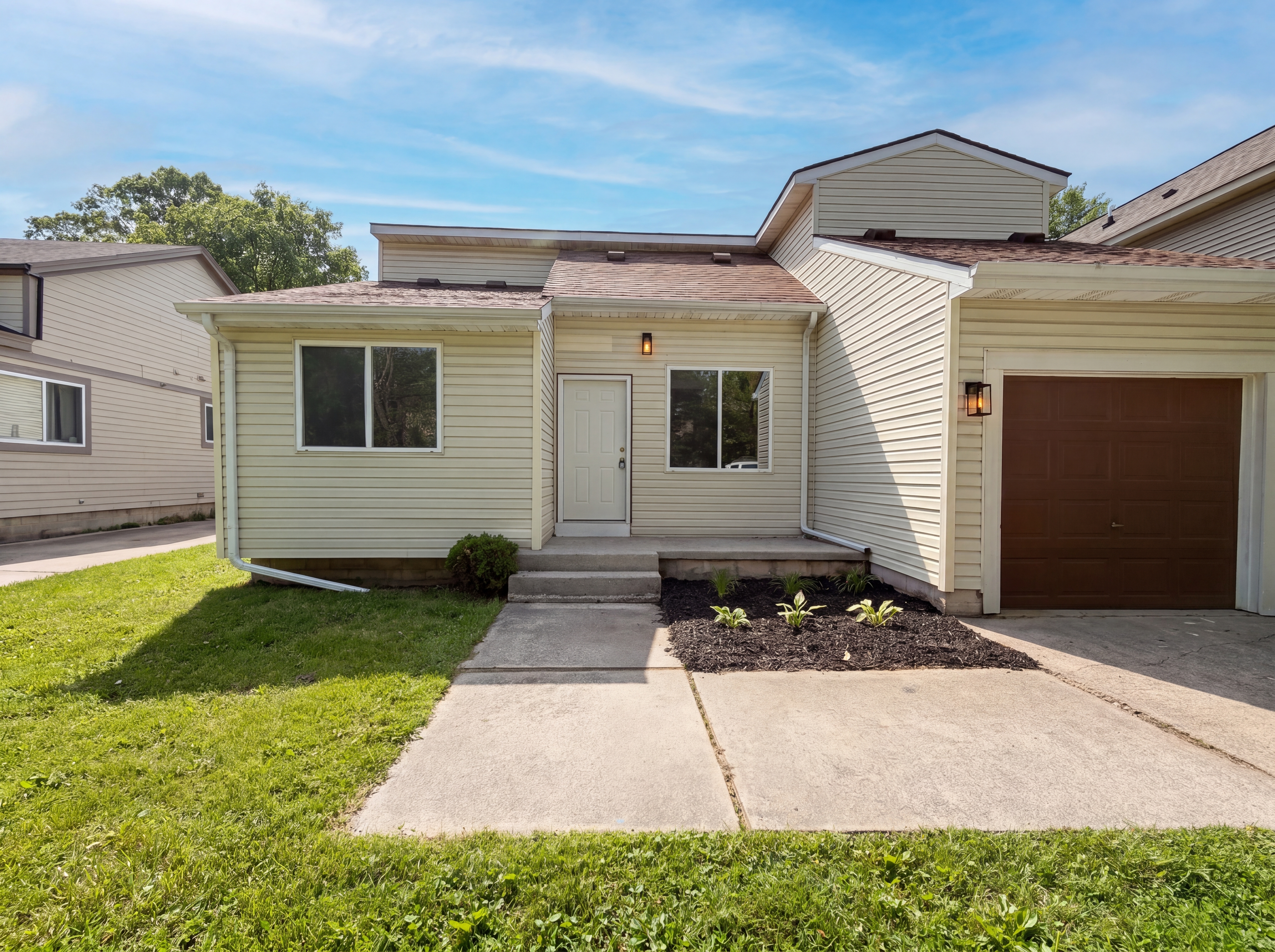 Photo 23 of 28 of 21425 Averhill St, Farmington Hills, MI