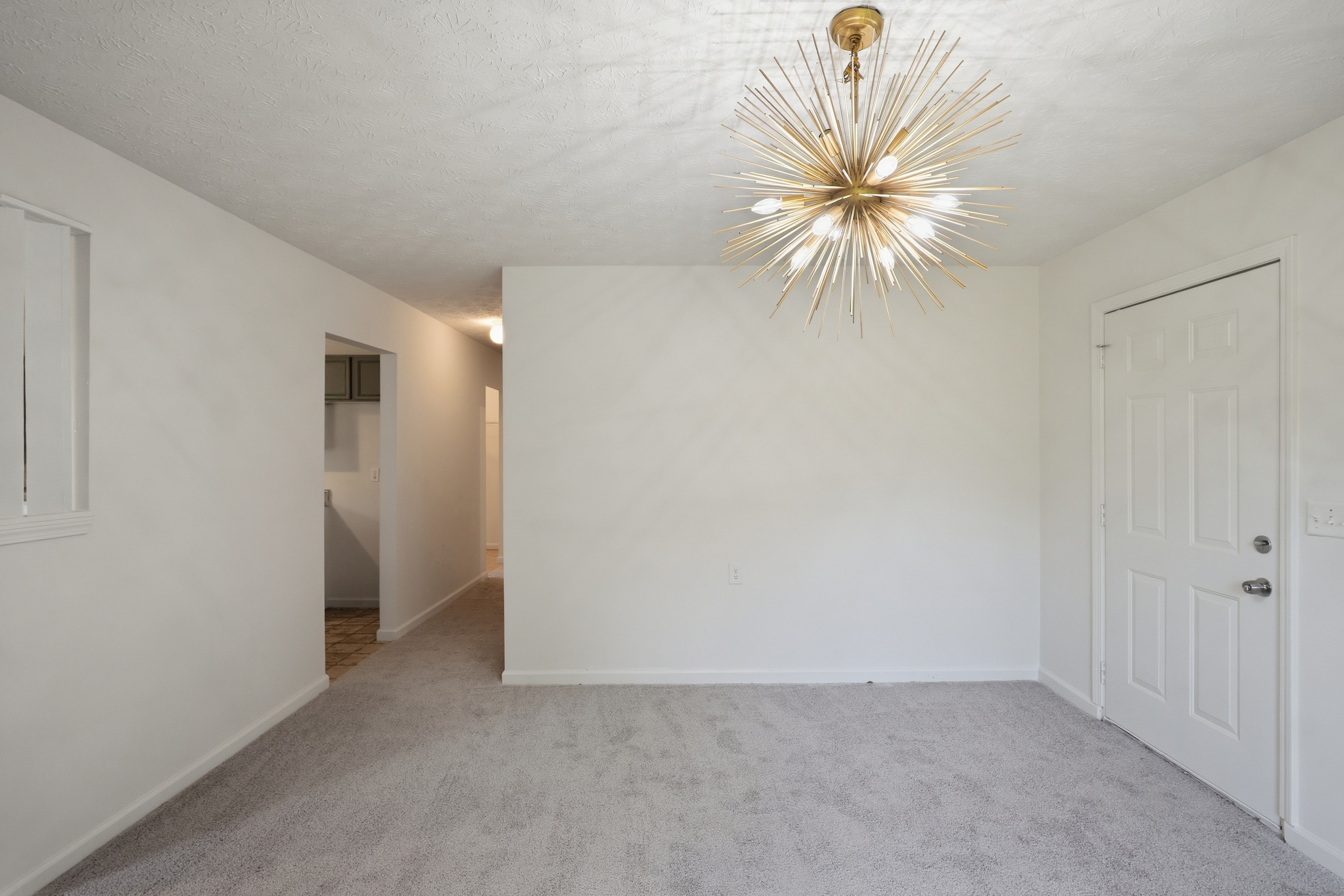 Photo 3 of 14 of 1668 Oak Knoll Cir SE, Atlanta, GA