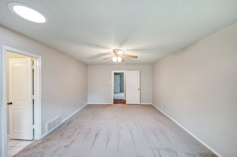 Photo 17 of 32 - 4725 Cinnamon Hill Dr, Fort Worth, TX 76133