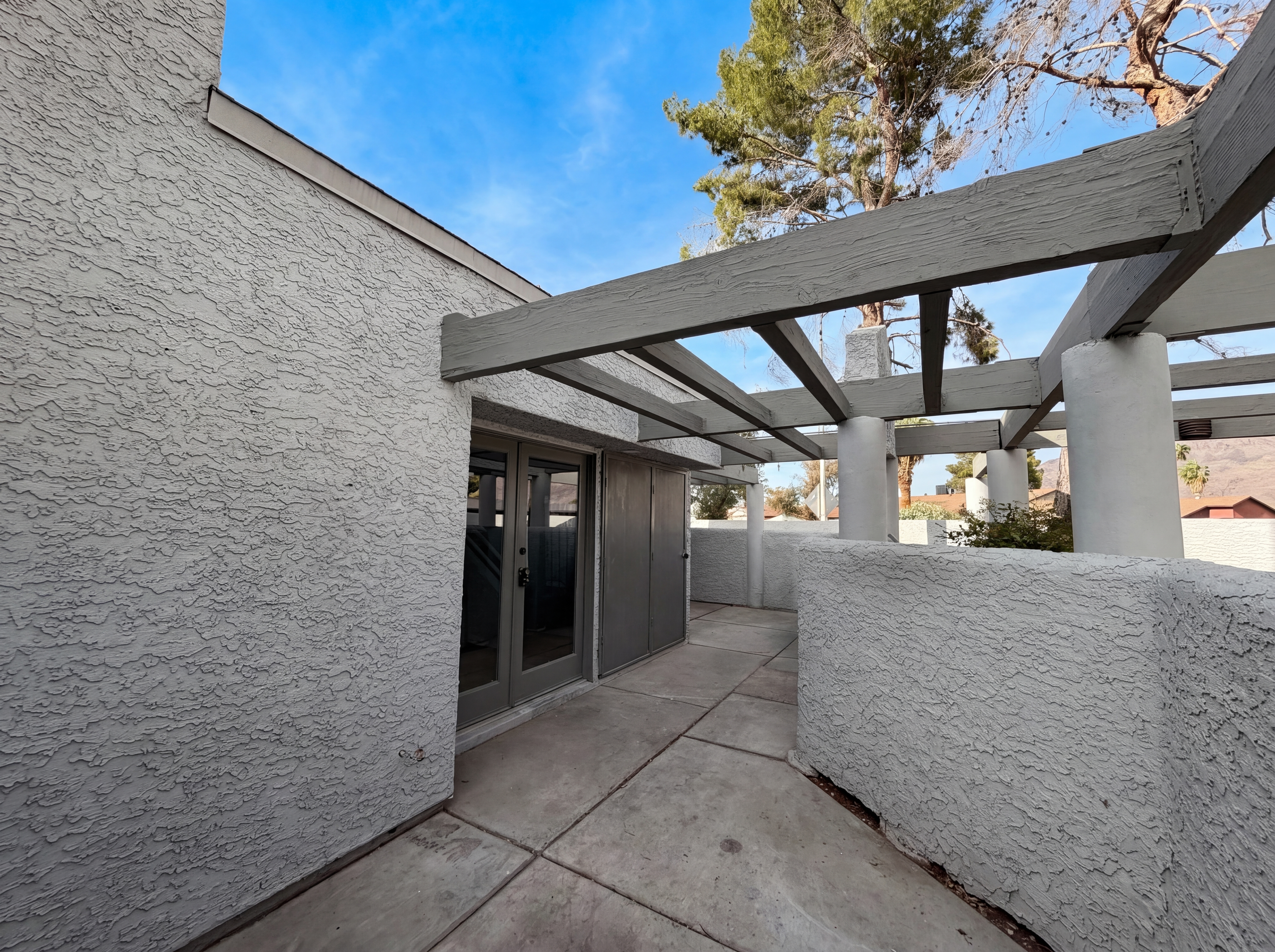 Photo 5 of 28 of 5631 Vineyard Ln, Las Vegas, NV