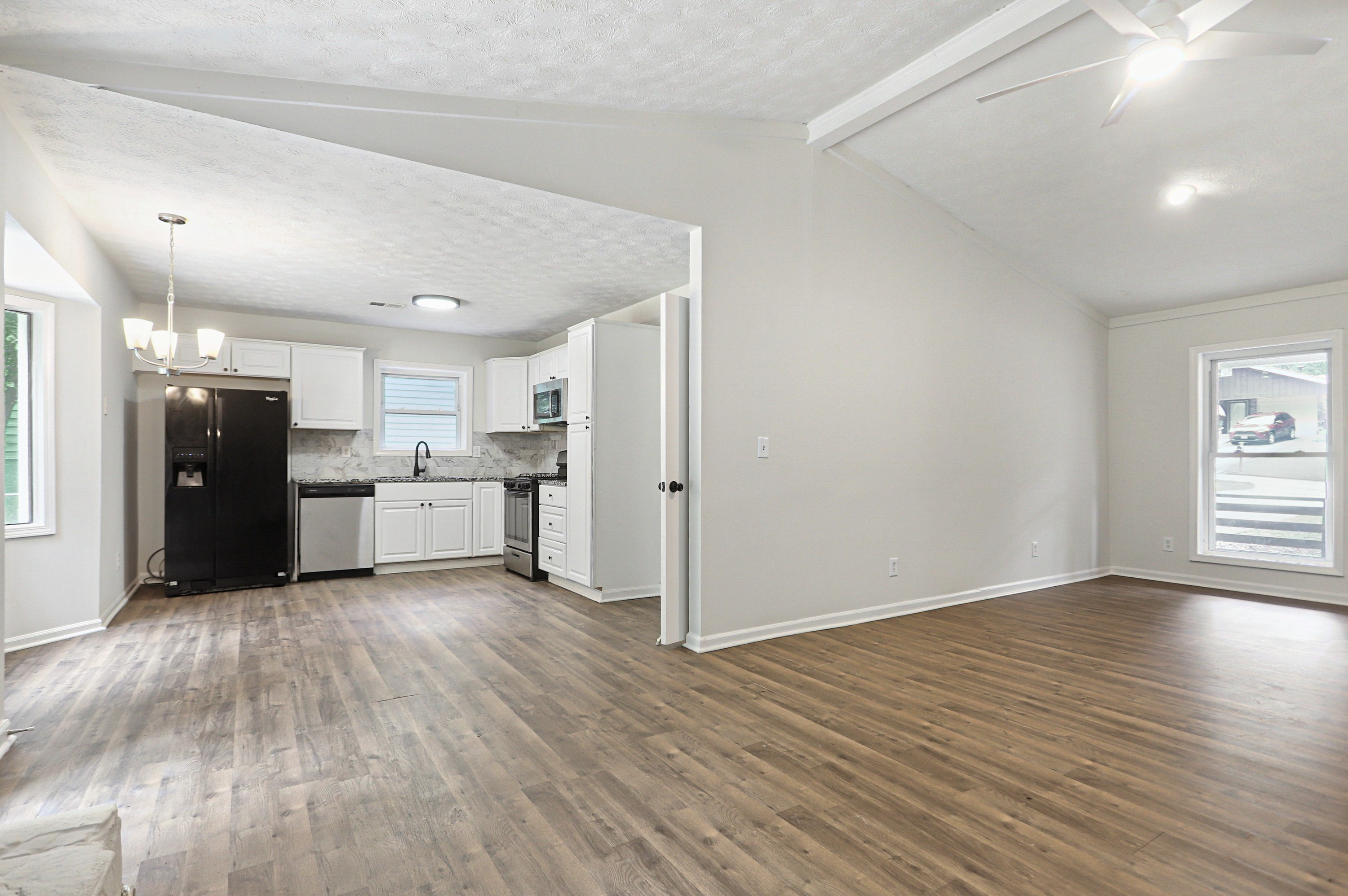 Photo 11 of 31 of 6379 Leverett Dr, Lithonia, GA
