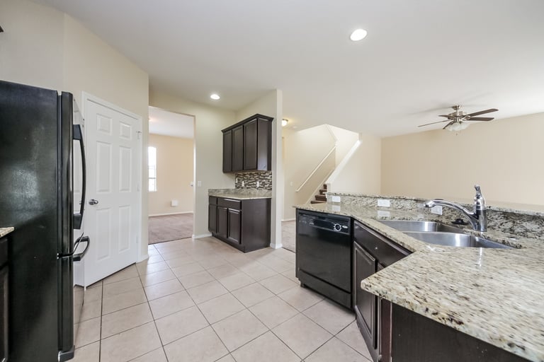 Photo 7 of 24 - 2122 Sunbow Ave, Apopka, FL 32703