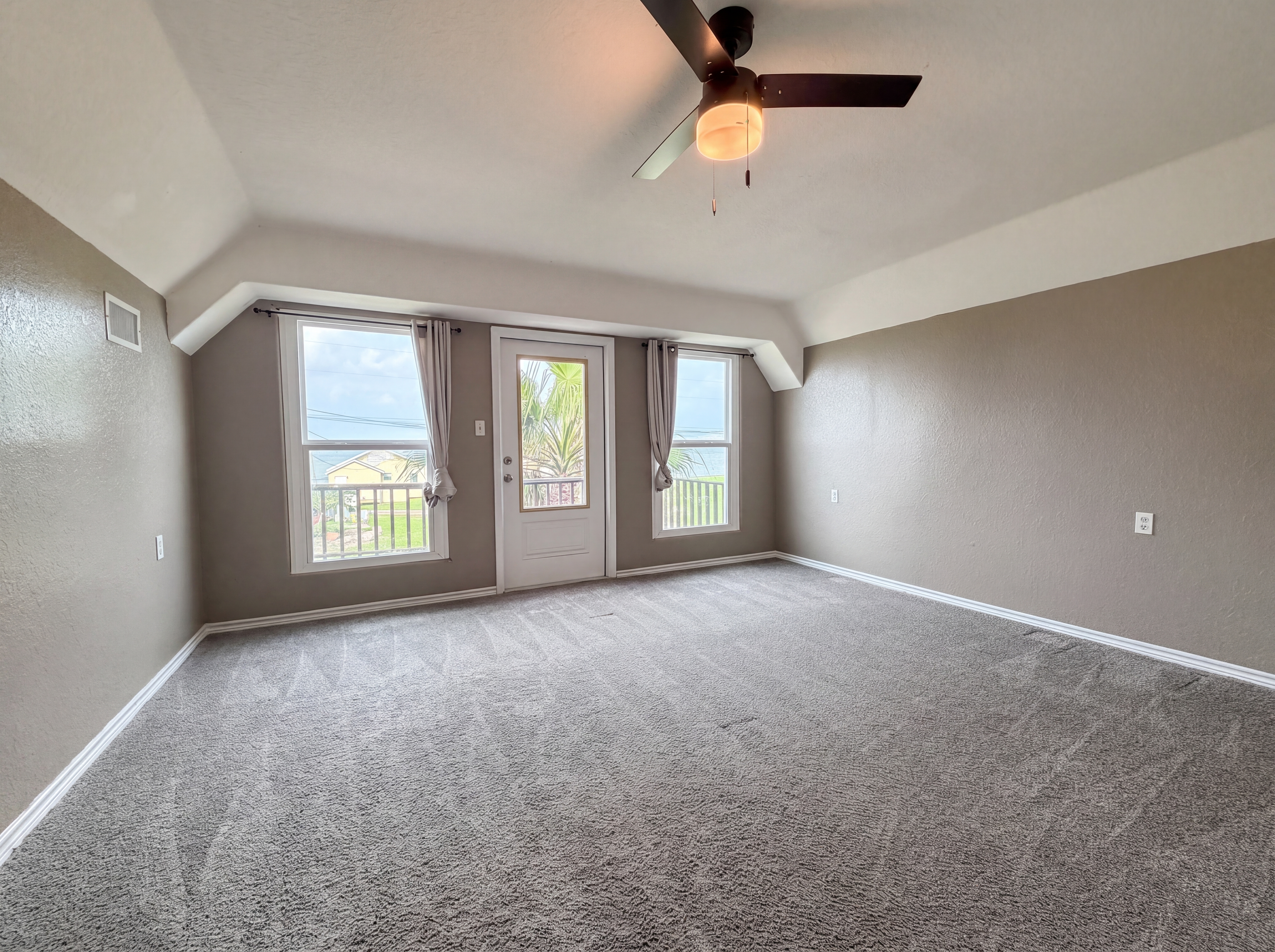 Photo 10 of 19 of 552 Marshall Johnson Ave S, Port Lavaca, TX