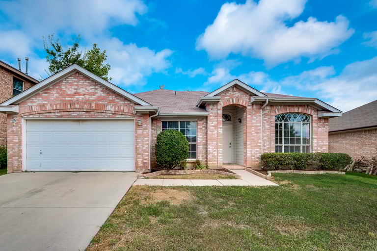 Photo 1 of 29 - 1003 Bonanza Dr, Arlington, TX 76001