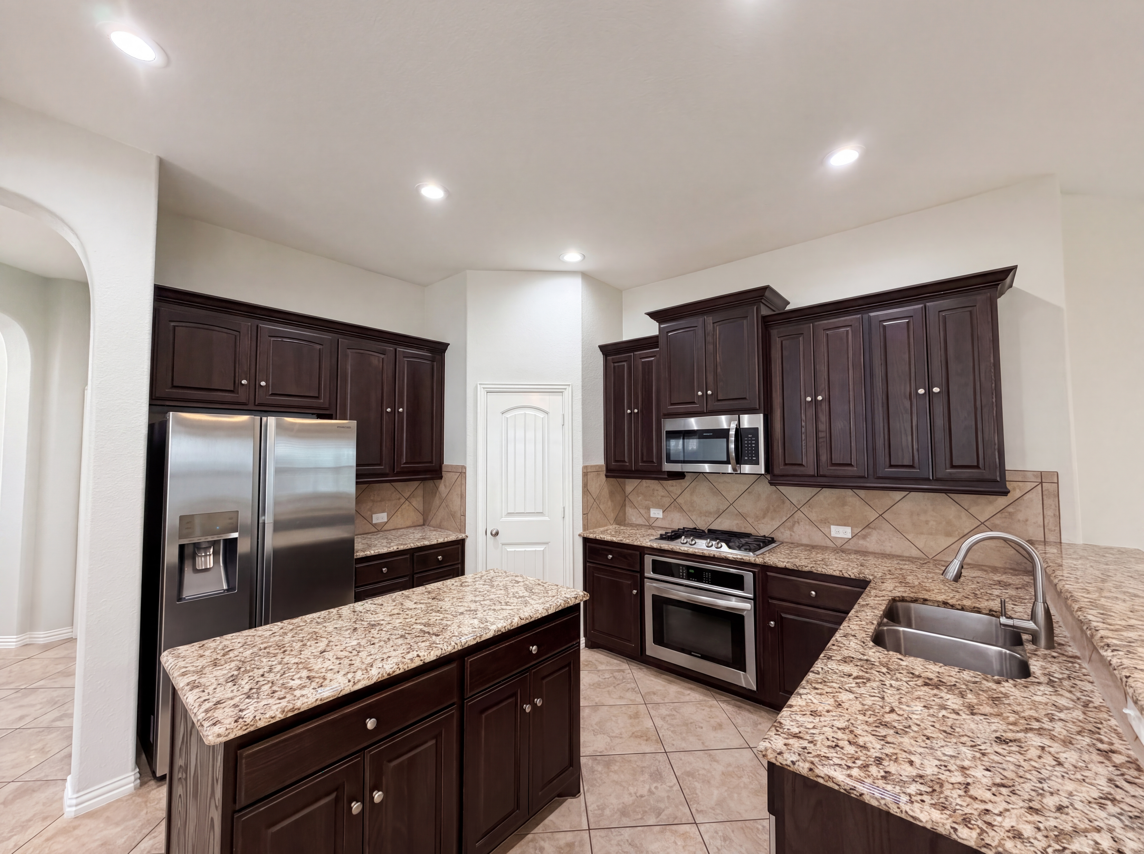 Photo 7 of 20 of 709 Ravenwood Dr, Saginaw, TX