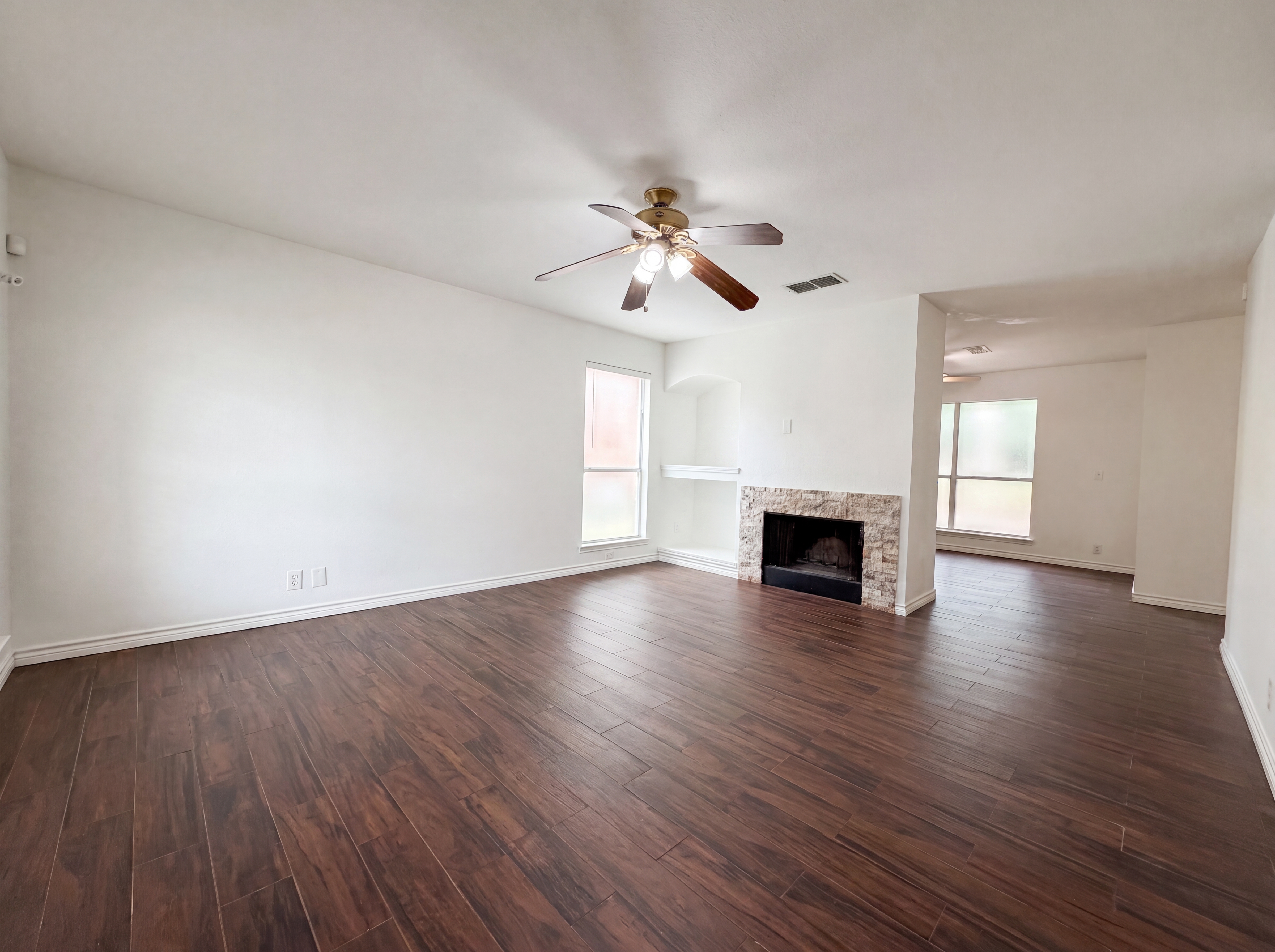 Photo 3 of 18 of 8423 Berry Knoll Dr, Universal City, TX