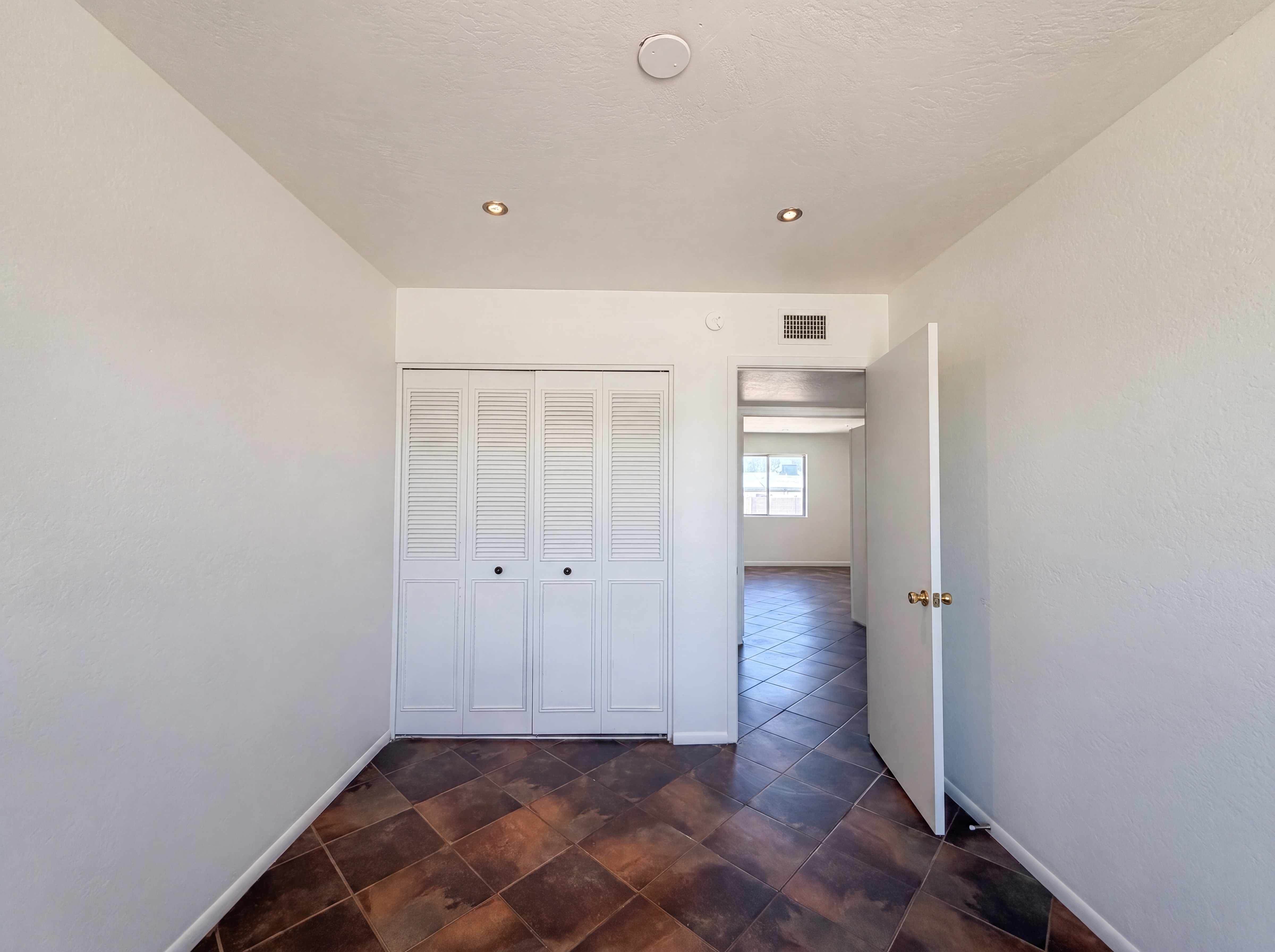 Photo 10 of 20 of 2702 W Carter Dr, Tempe, AZ