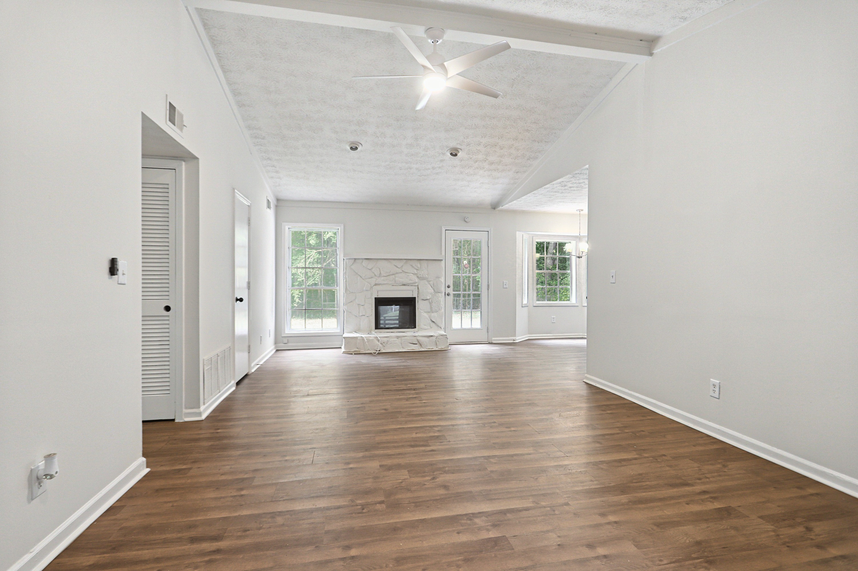 Photo 3 of 31 of 6379 Leverett Dr, Lithonia, GA