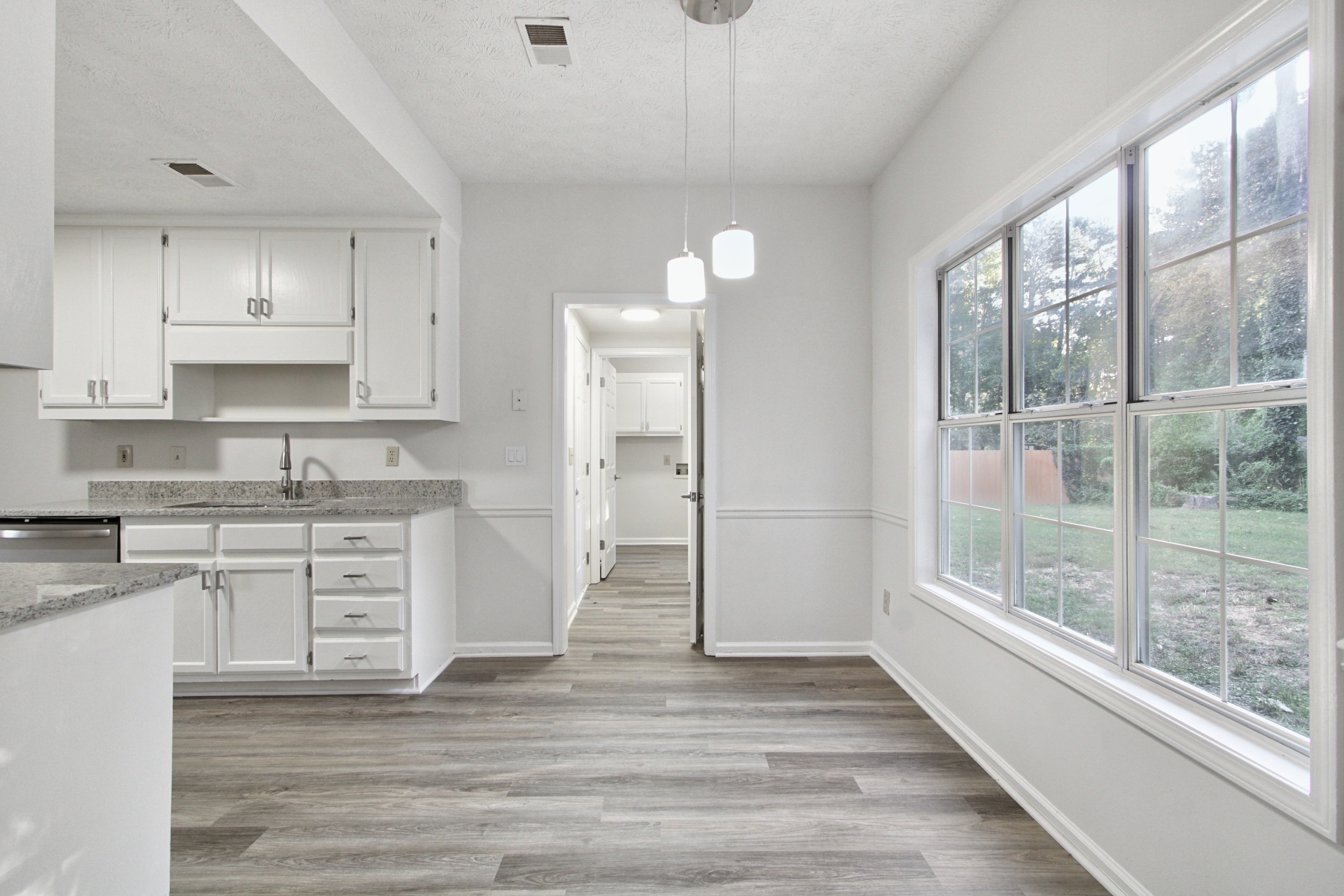 Photo 11 of 34 of 6833 Sarah Jane Ln, Riverdale, GA