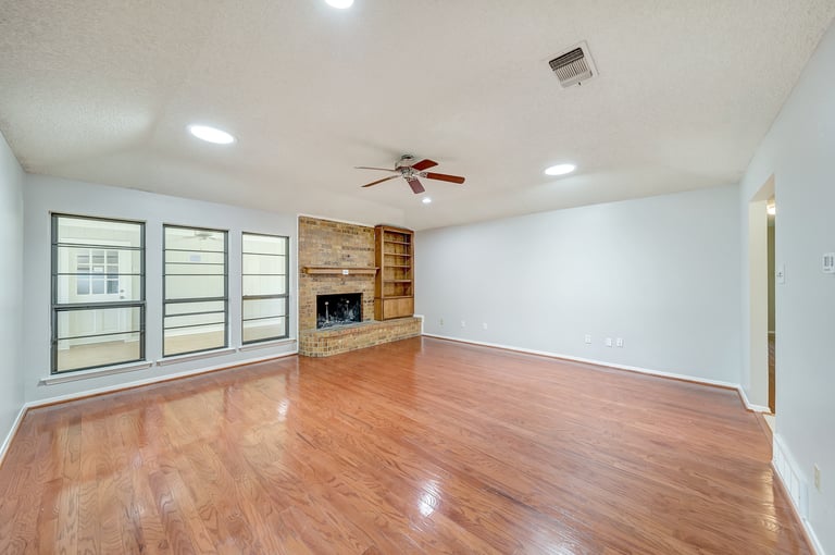 Photo 10 of 32 - 4725 Cinnamon Hill Dr, Fort Worth, TX 76133