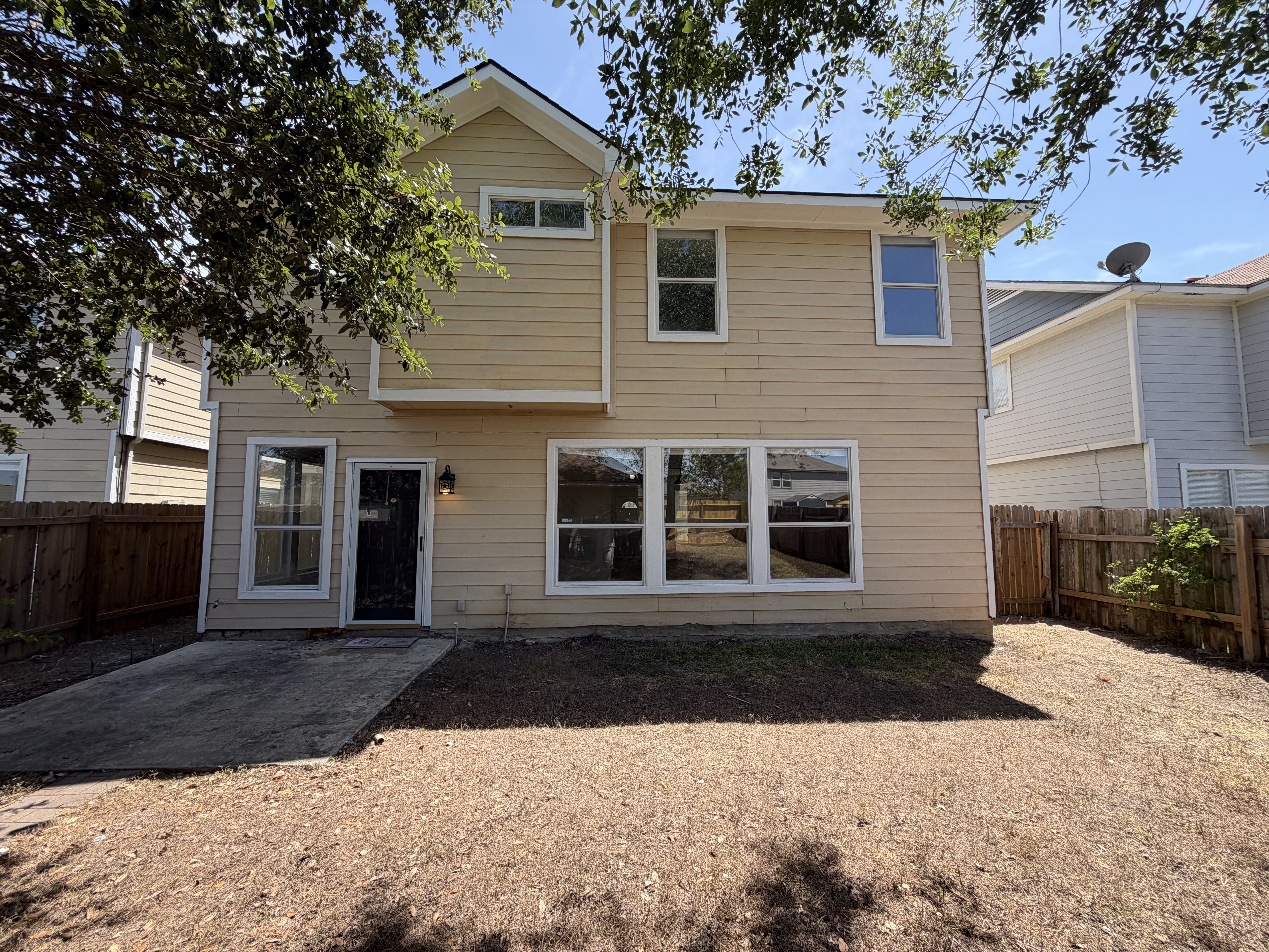 Photo 5 of 36 of 5759 Midcrown Dr, San Antonio, TX