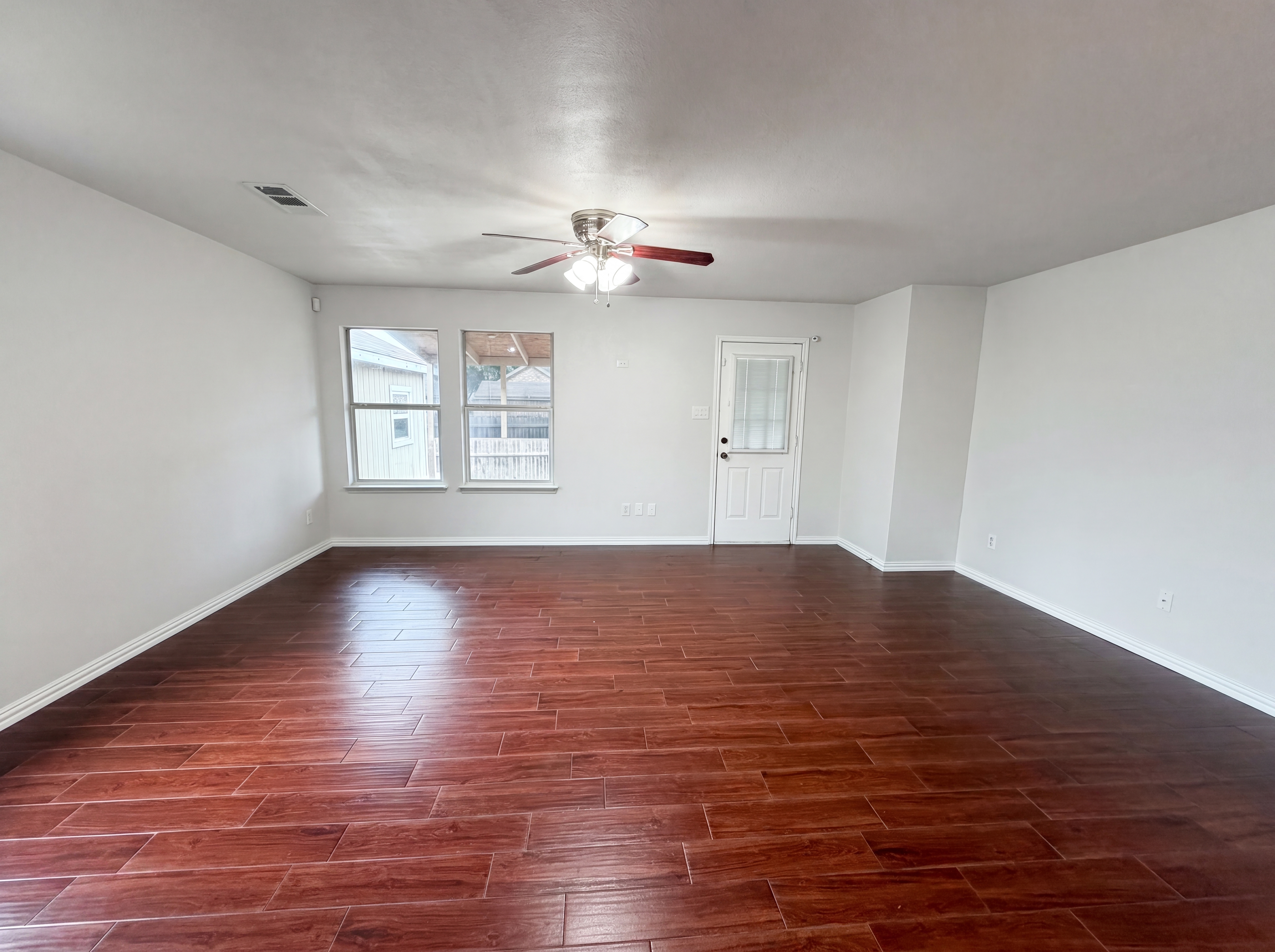 Photo 6 of 19 of 111 Forest Park Ln, Red Oak, TX