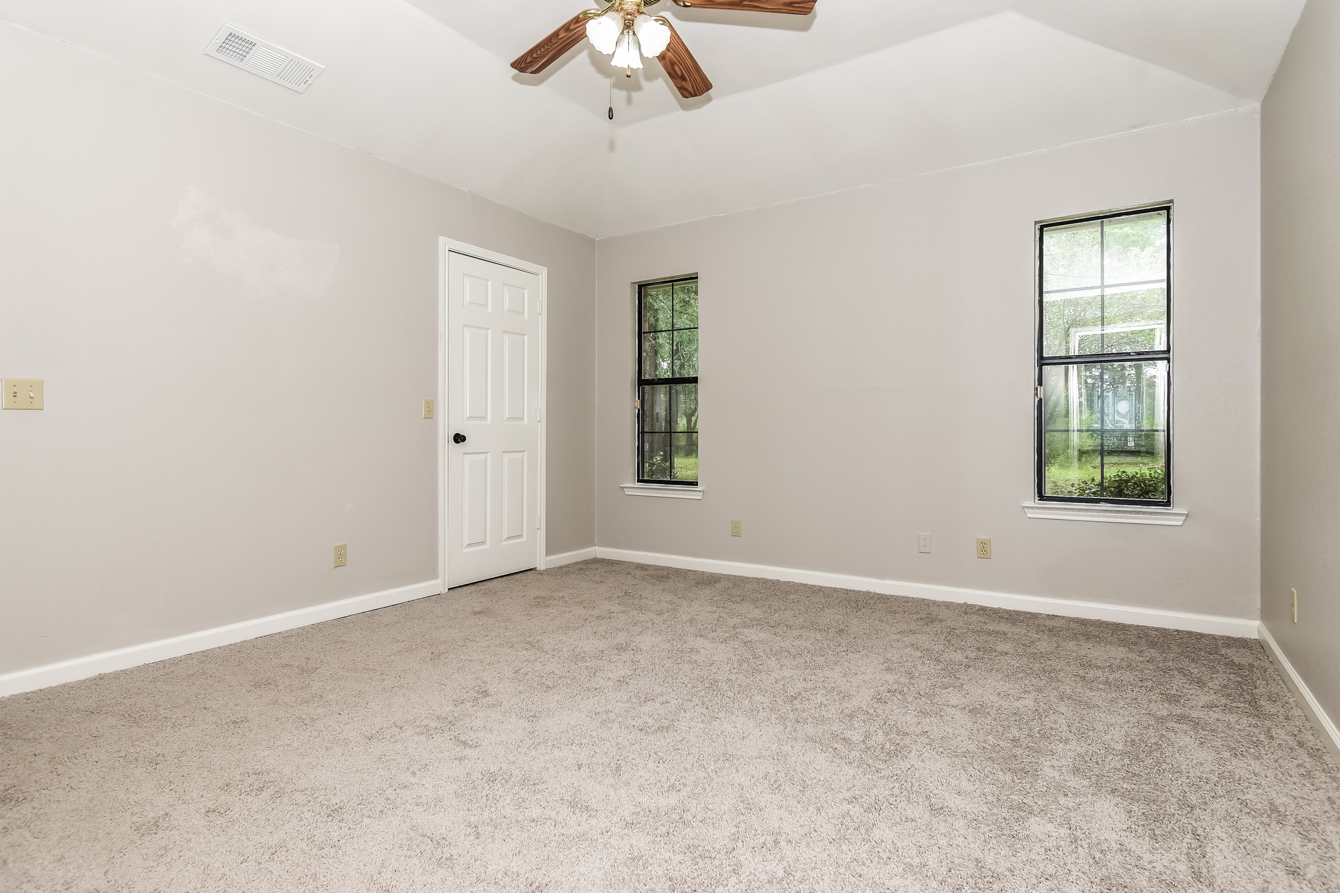 Photo 13 of 21 of 320 33rd St SW, Paris, TX