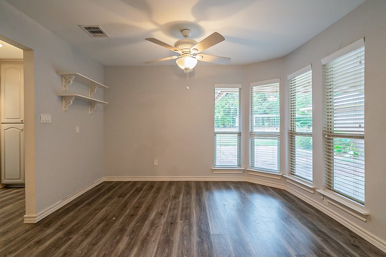 Photo 10 of 36 - 7924 Londonderry Dr, North Richland Hills, TX 76182