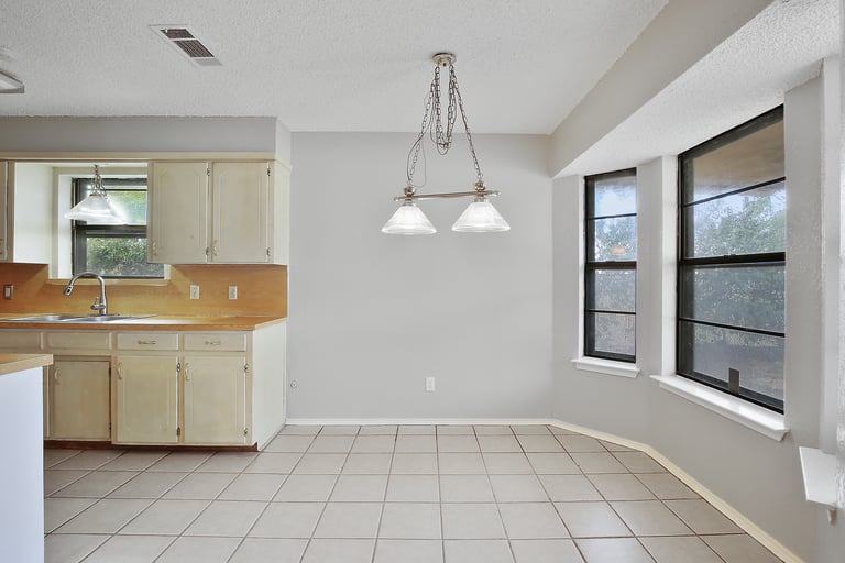 Photo 10 of 25 - 519 Easley St, Fort Worth, TX 76108