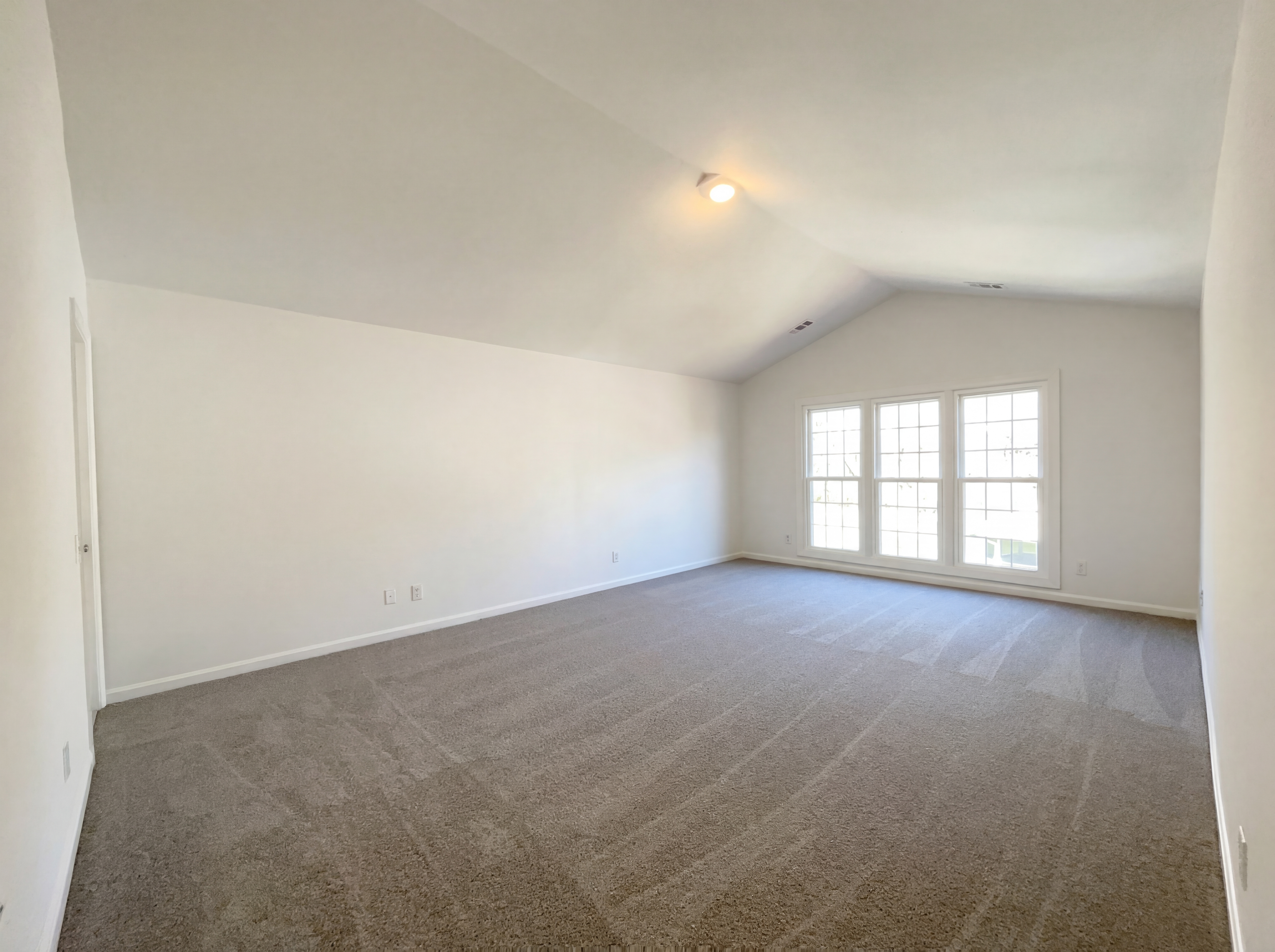 Photo 4 of 54 of 8396 Westpointe Dr, Fairfax Station, VA