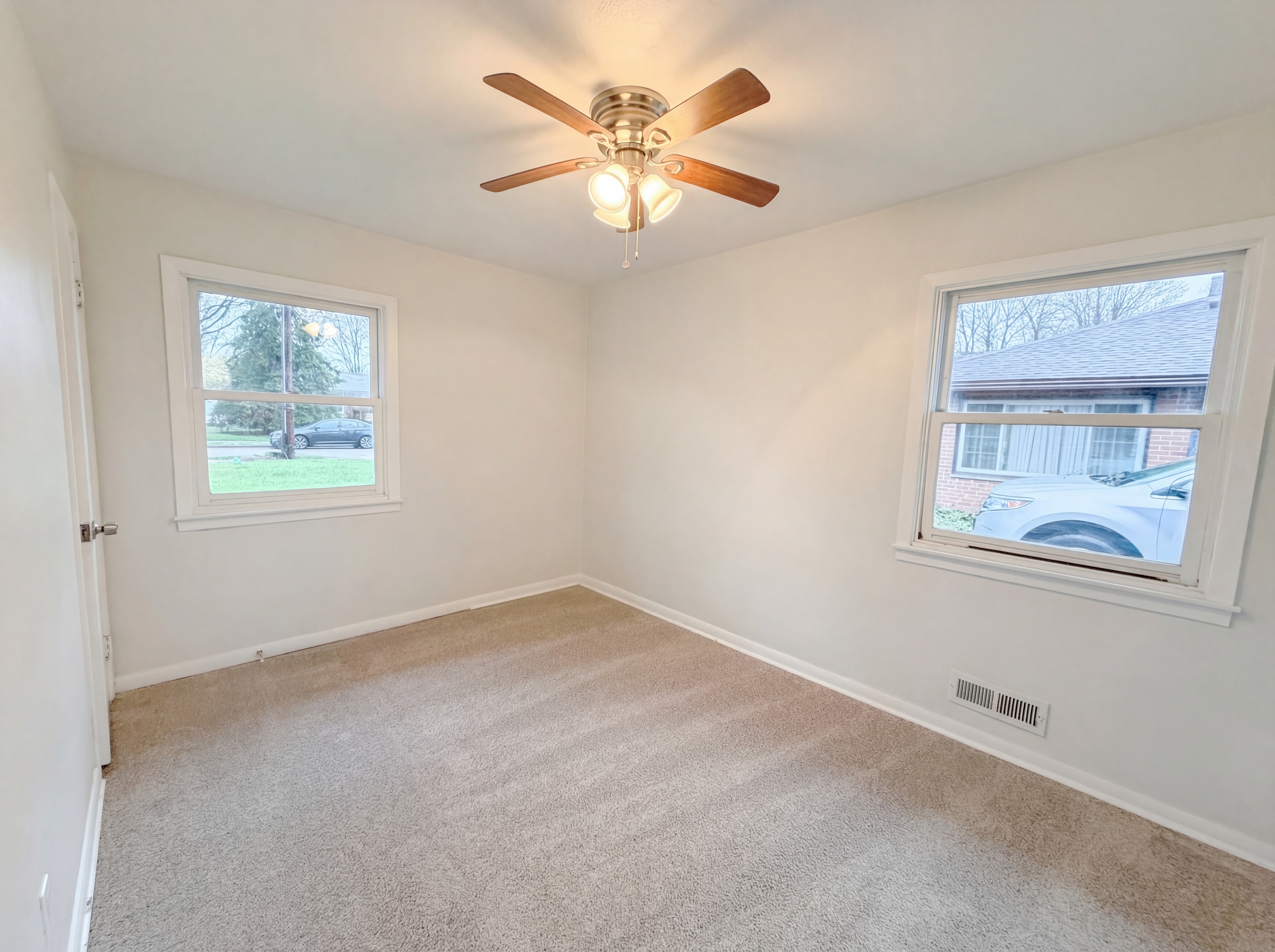 Photo 4 of 17 of 4506 Silverdale Rd, North Olmsted, OH