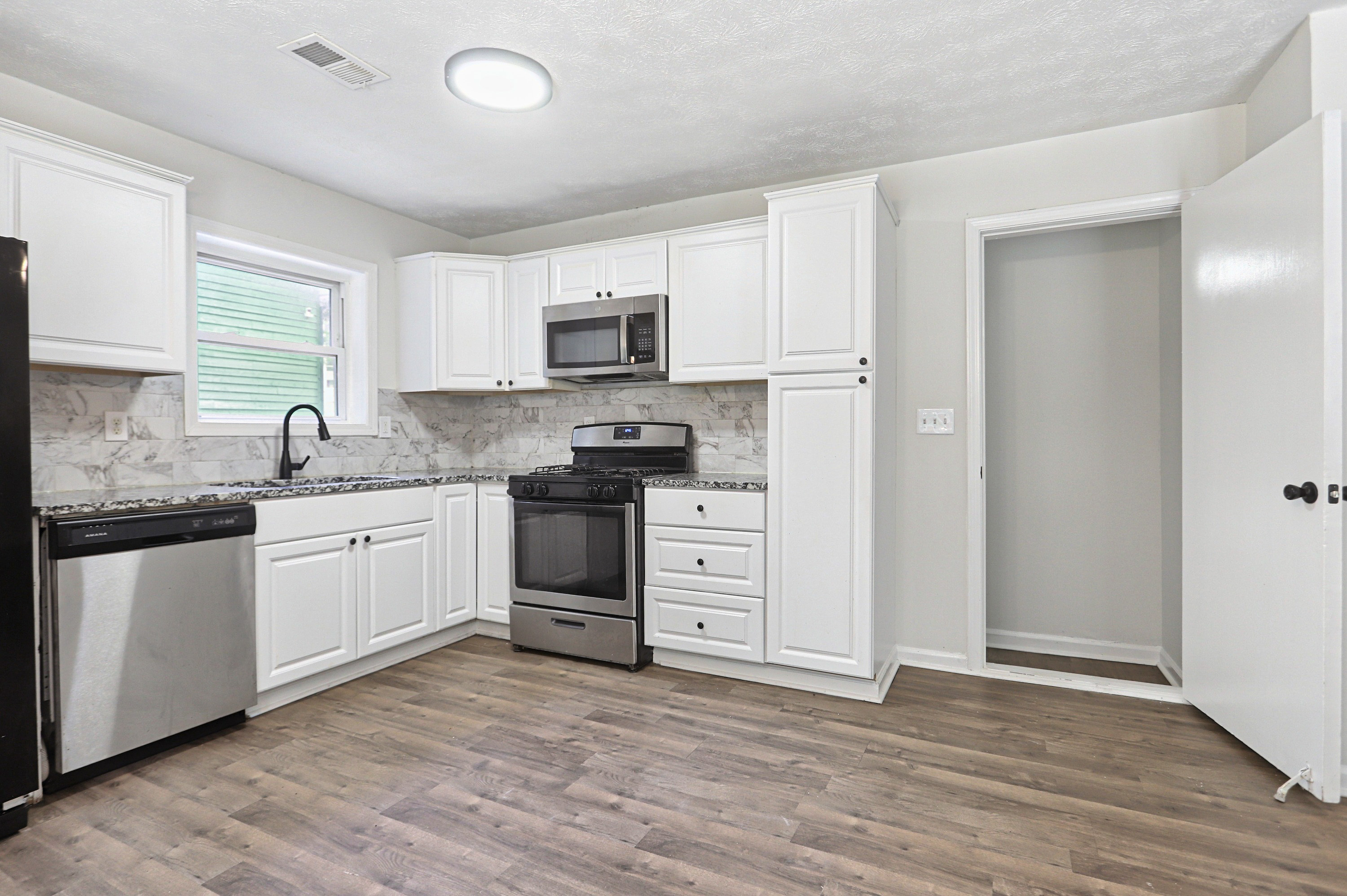 Photo 6 of 31 of 6379 Leverett Dr, Lithonia, GA