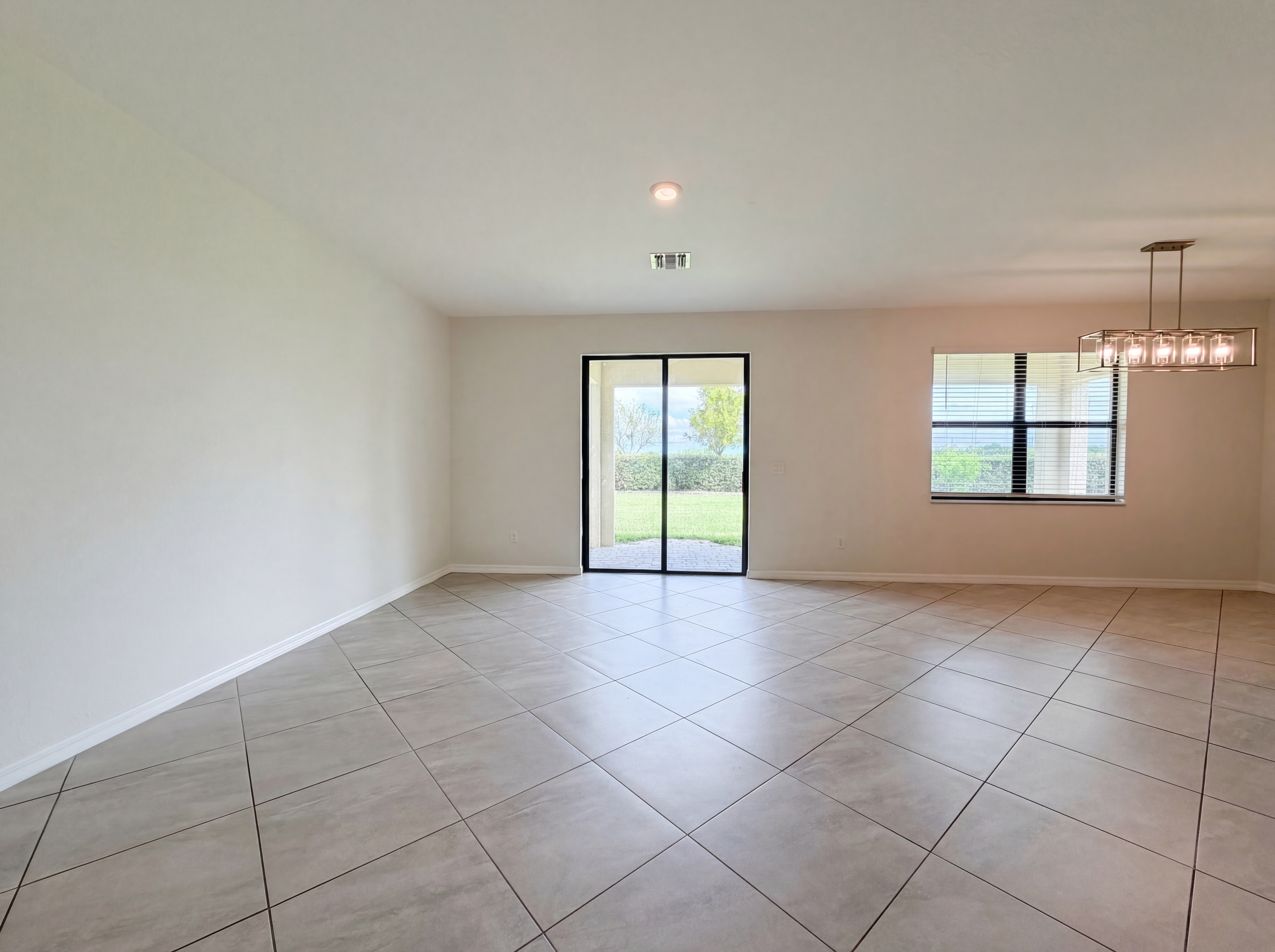 Photo 6 of 35 of 14102 Vindel Cir, Fort Myers, FL