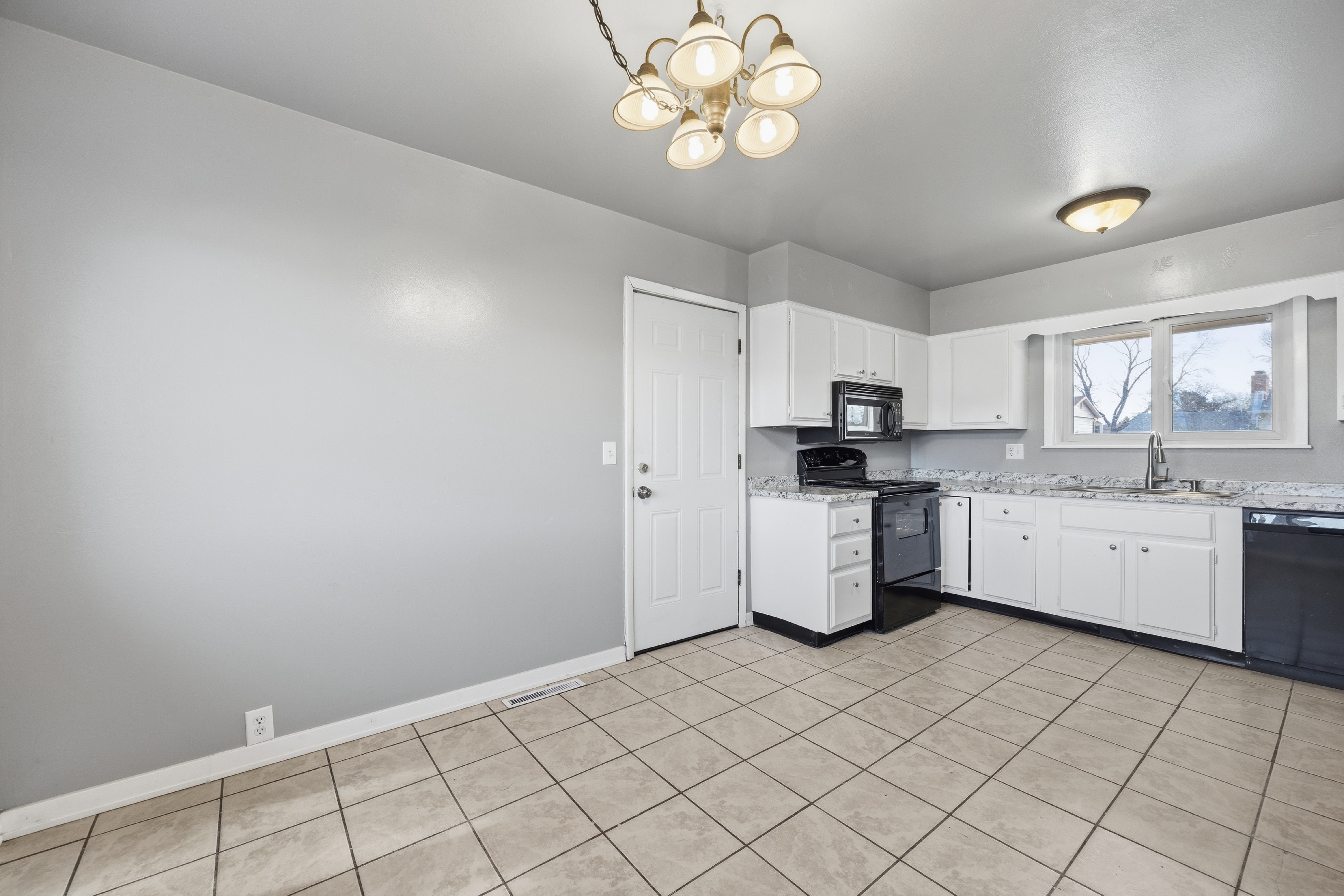 Photo 17 of 40 of 1014 Fosdick Dr, Colorado Springs, CO