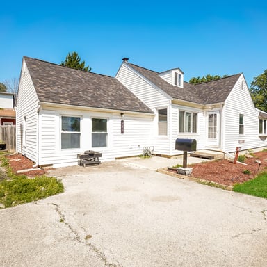 Property photo 1 of 215 S Prairie Rd
