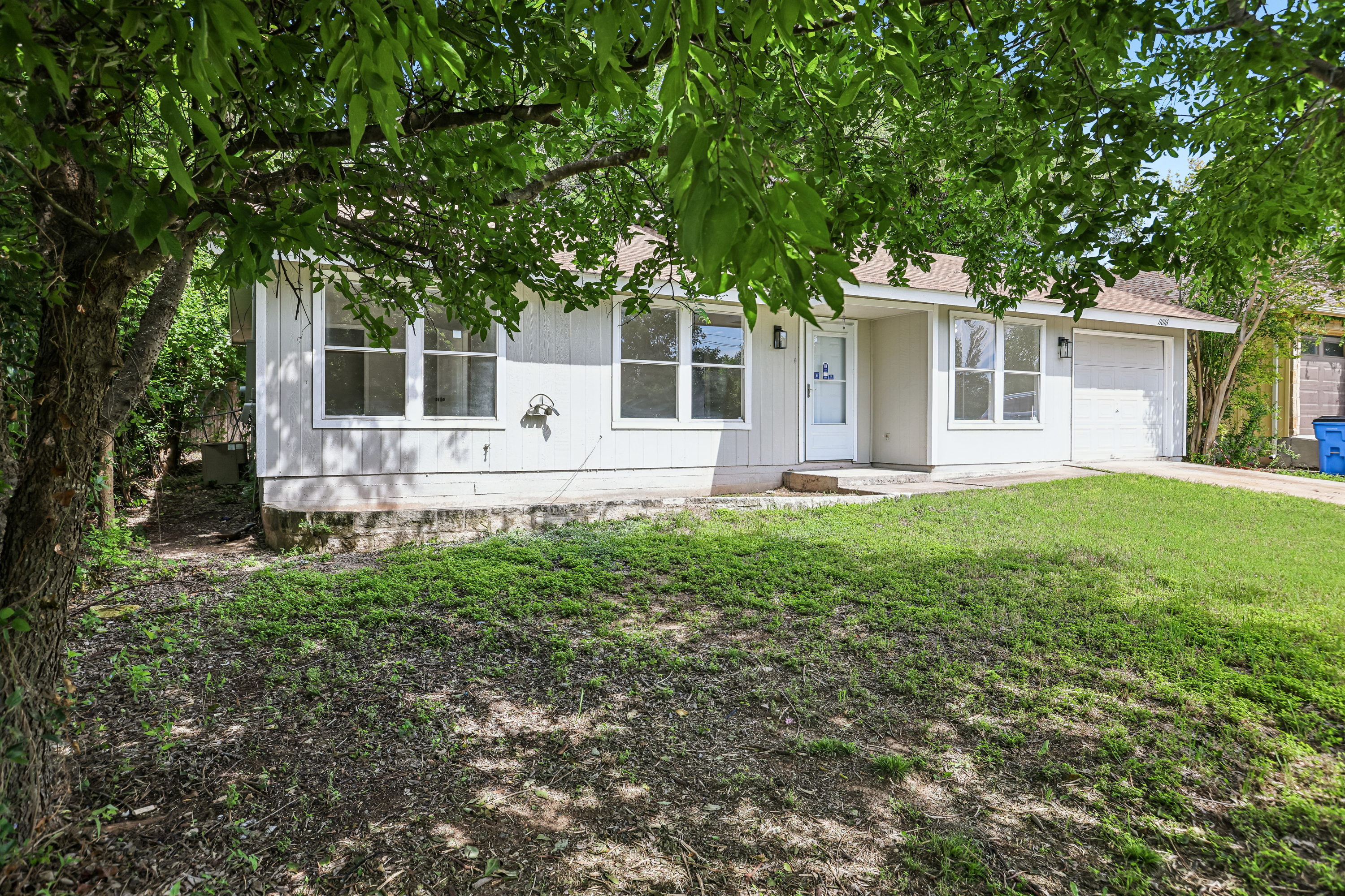 Photo 15 of 35 of 11016 Oak St, Jonestown, TX
