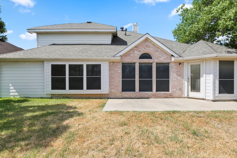 Photo 5 of 26 - 5028 San Jacinto Dr, Haltom City, TX 76137