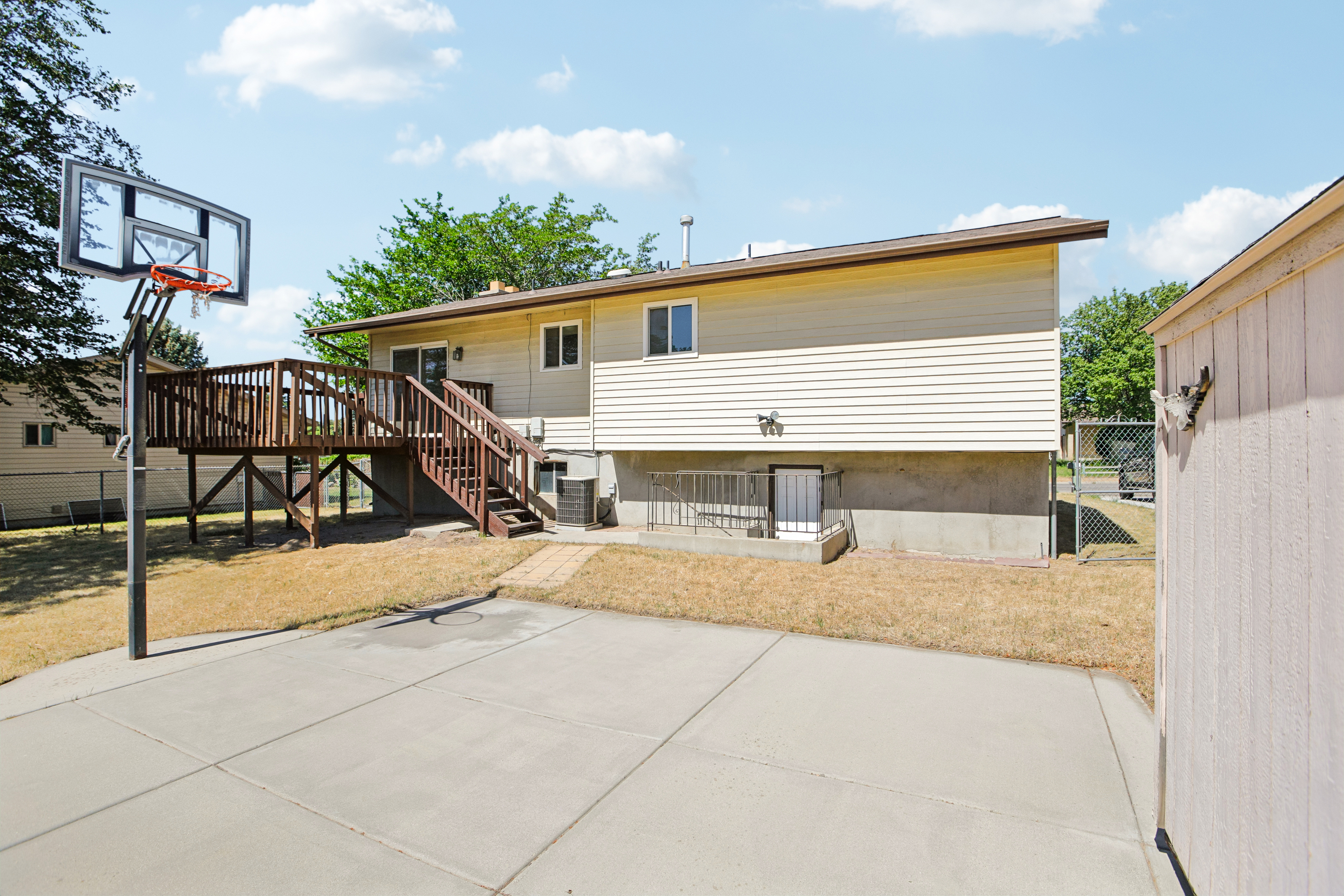 Photo 6 of 30 of 6383 S Lauritzen Dr, Taylorsville, UT
