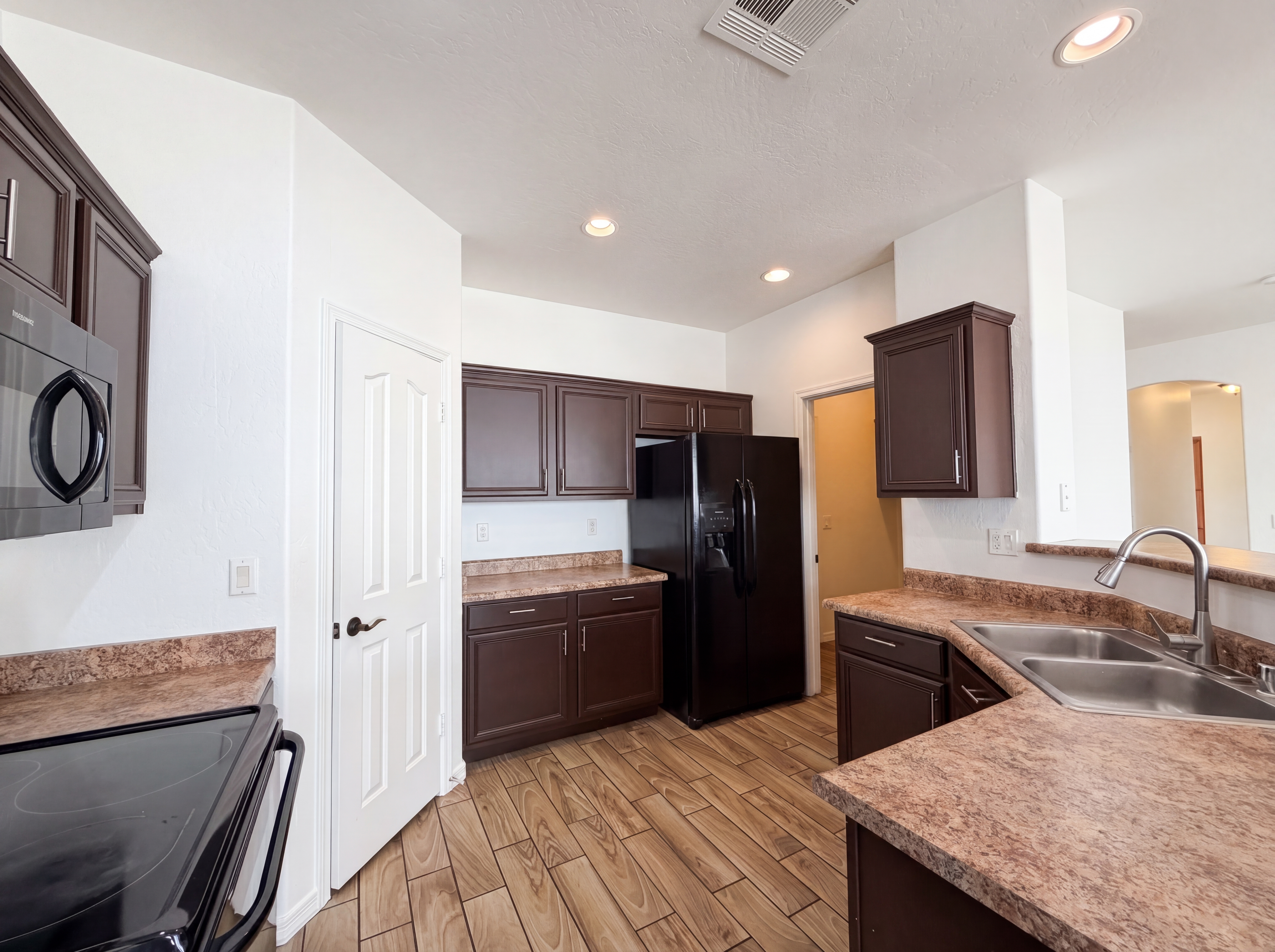 Photo 8 of 22 of 606 W Beautiful Ln, Phoenix, AZ