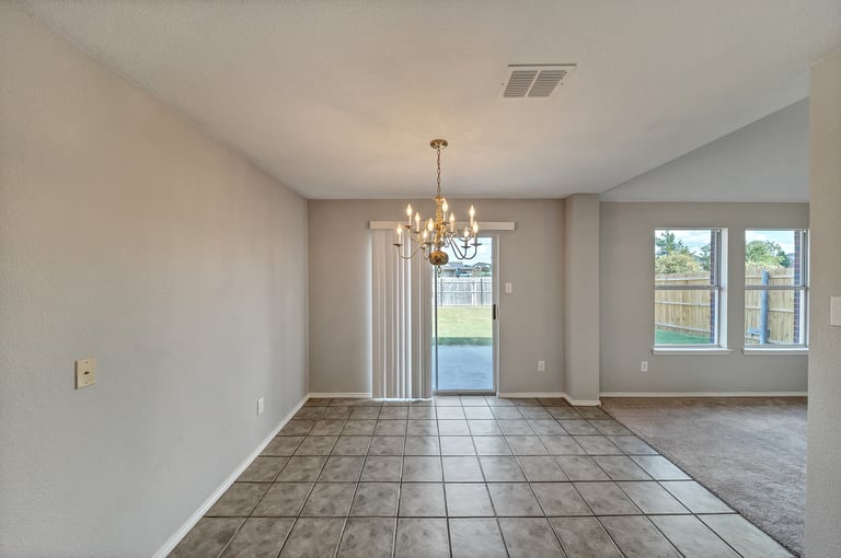 Photo 9 of 22 - 220 Laramie Ln, Desoto, TX 75115